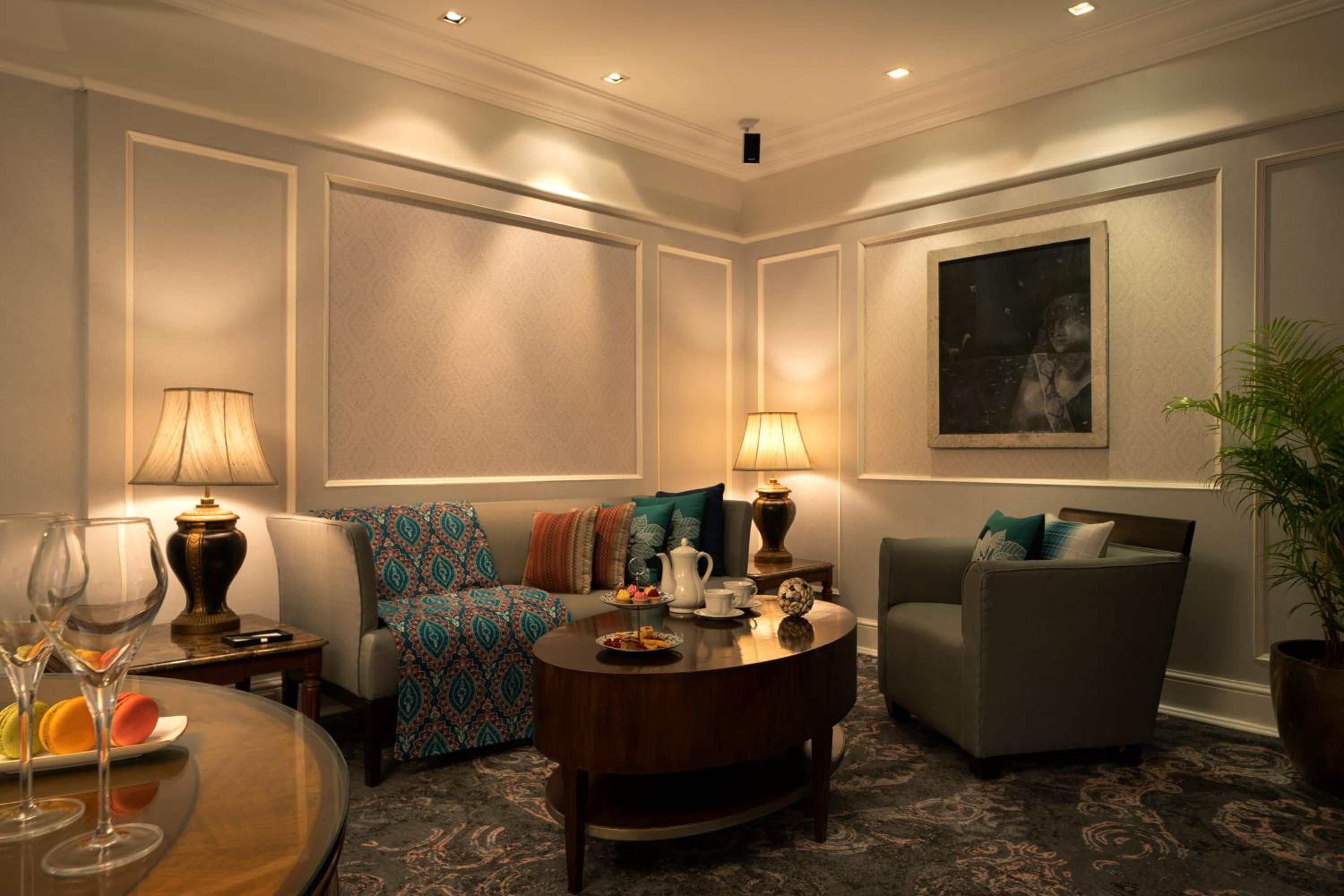 Executive Suite Pool View - High tea, evening cocktails, butler service, Complimentary 1 way airport transfer