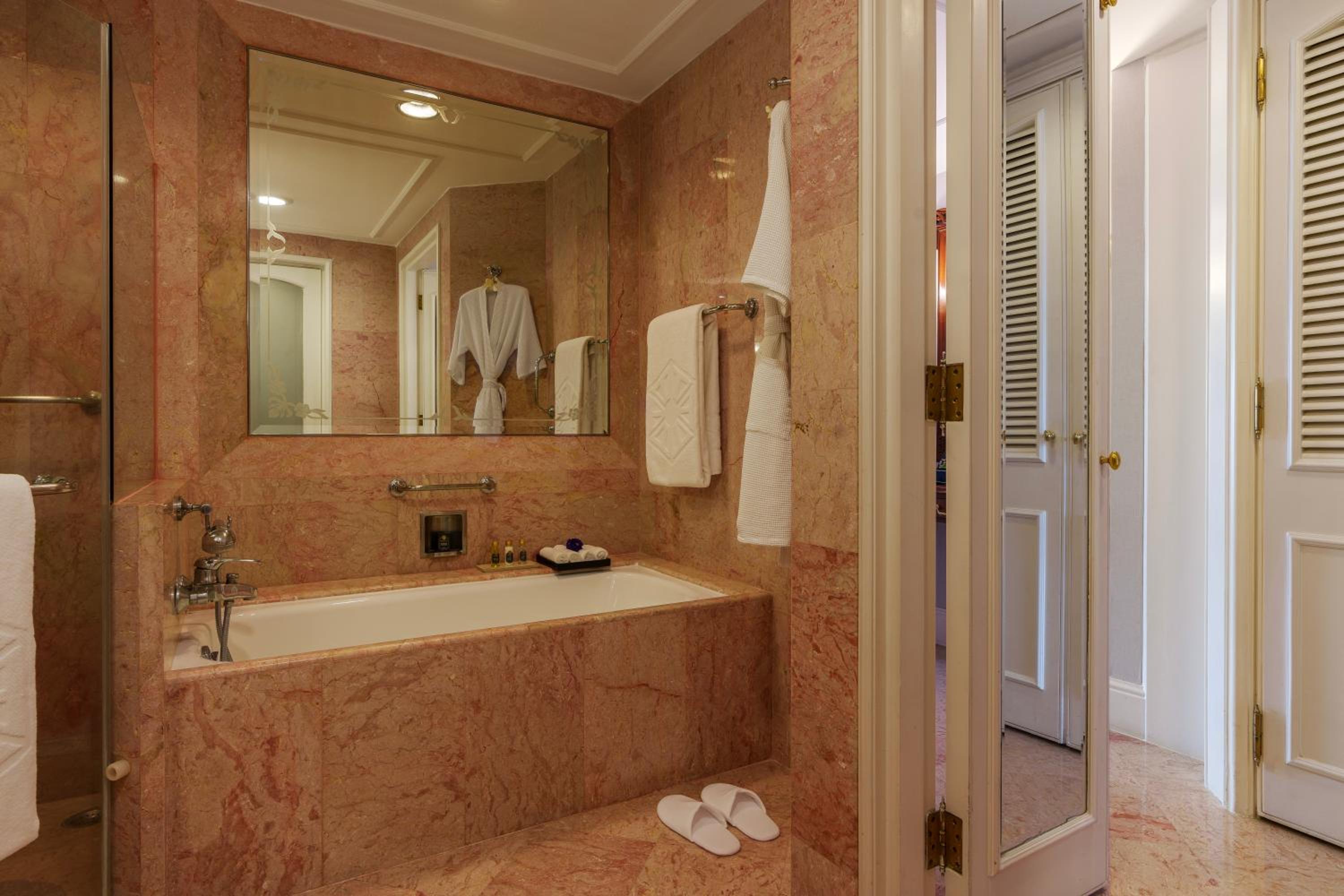 Executive Suite Pool View - High tea, evening cocktails, butler service, Complimentary 1 way airport transfer