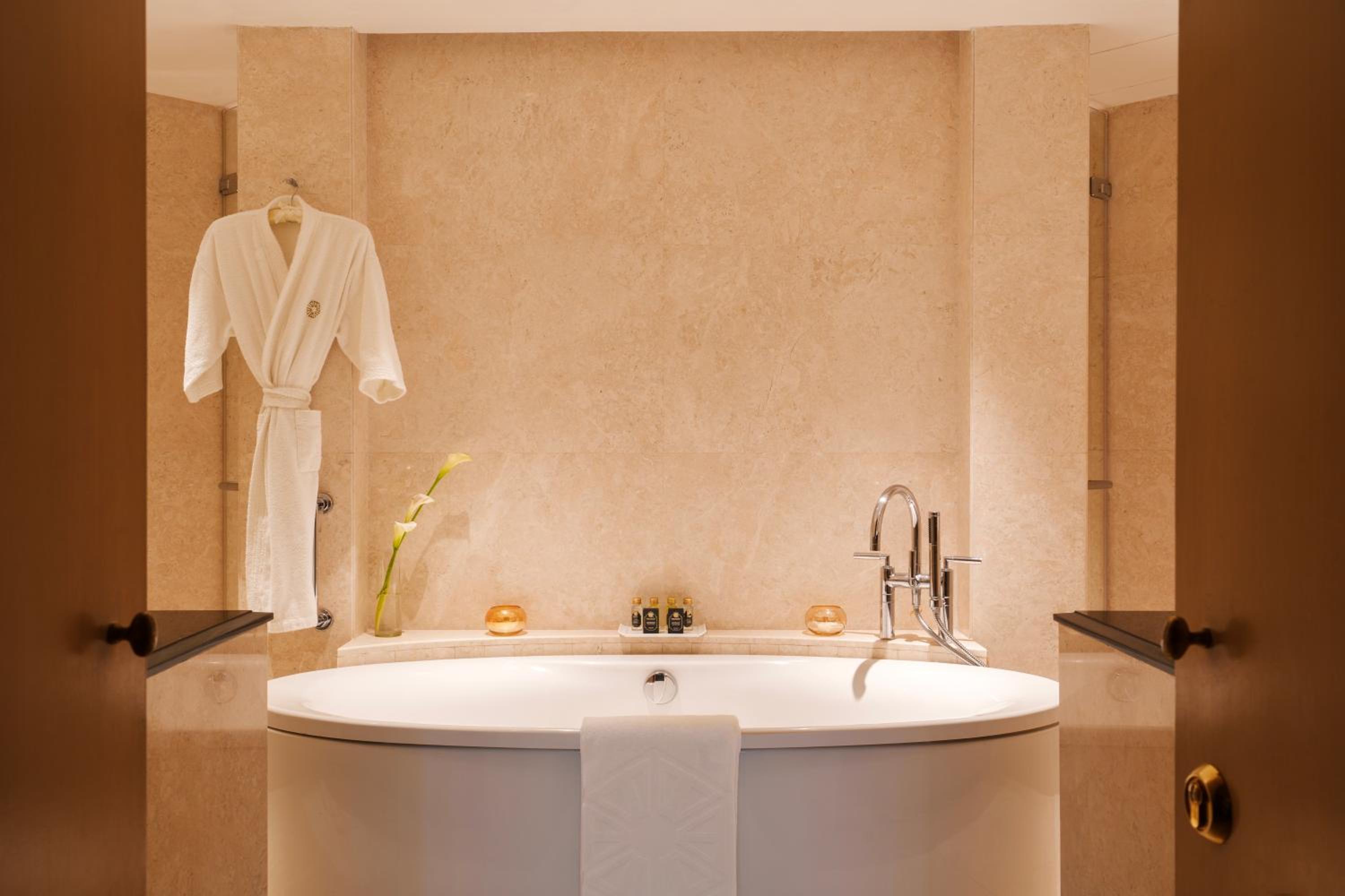 Signature Suite King Bed - High tea, evening cocktails, butler service, Complimentary 1 way airport transfer