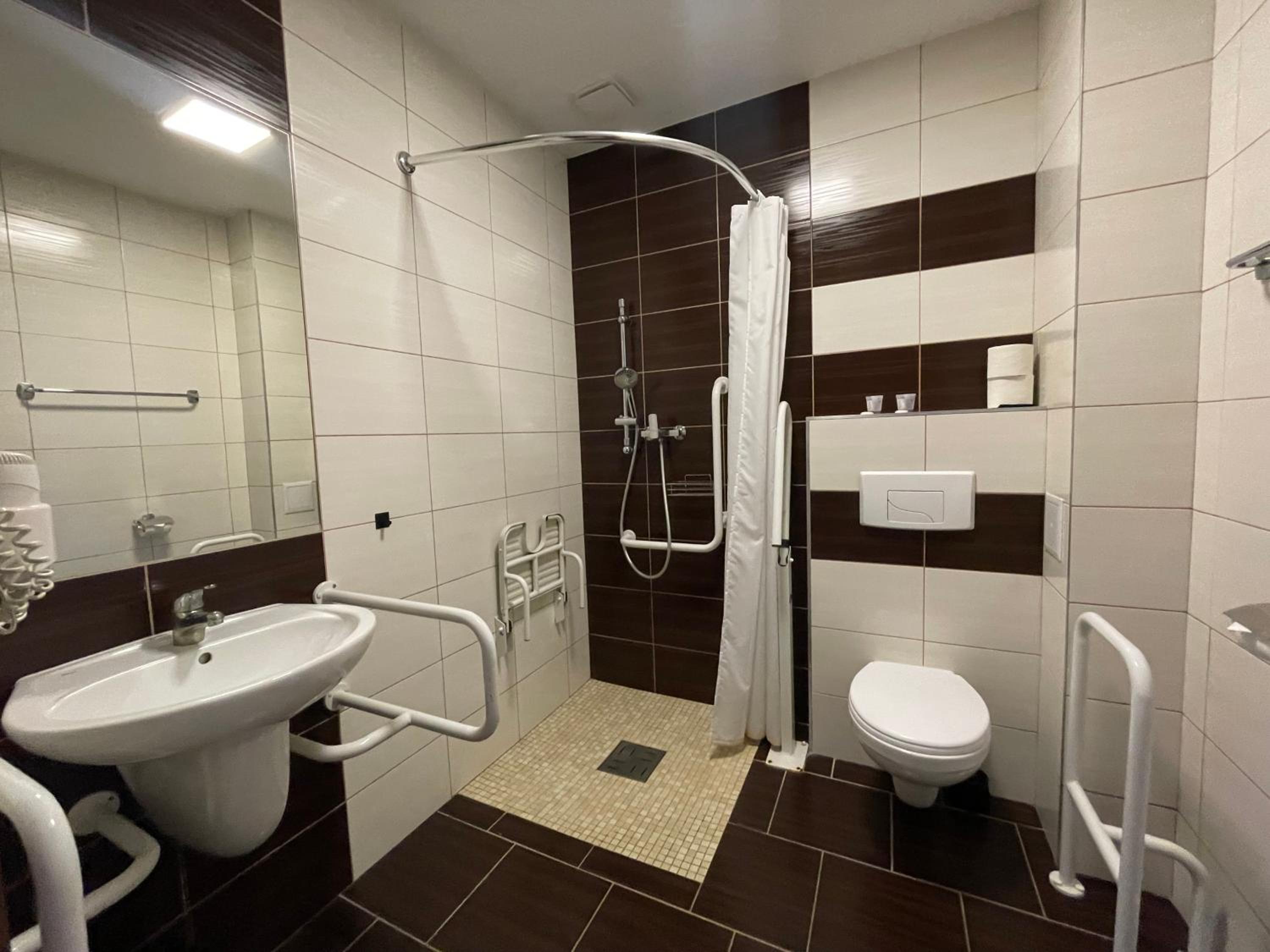 Double Room - Disability Access photo 2