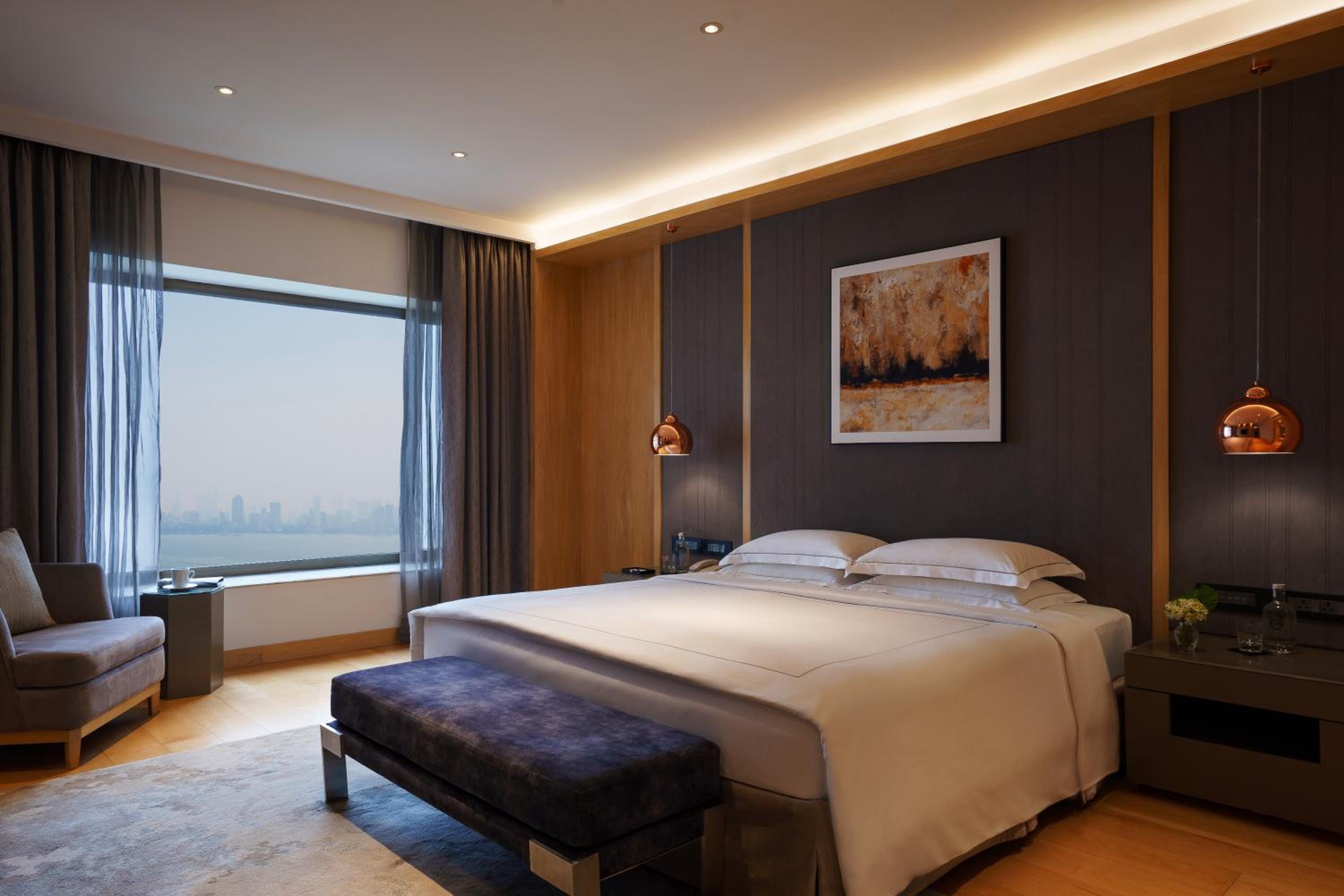 Luxury Suite - High tea, evening cocktails, butler service, Complimentary 1 way airport transfer
