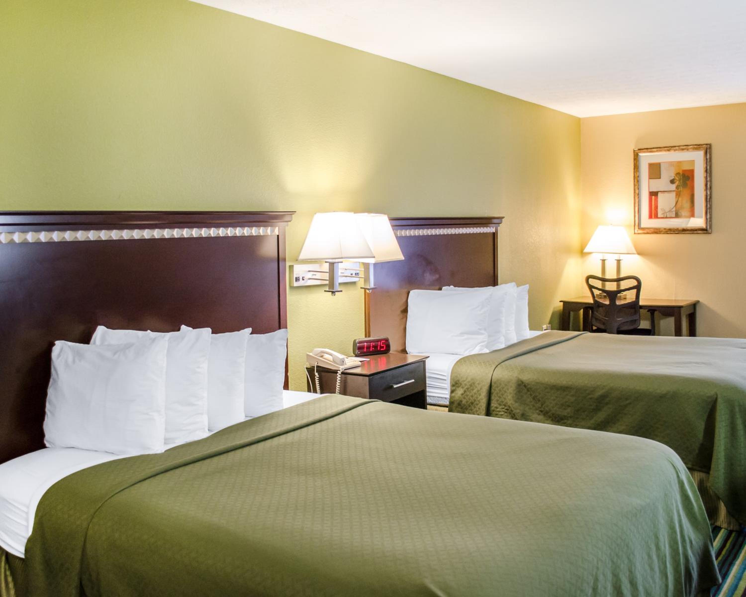Standard Queen Room with Two Queen Beds - Non Smoking  photo 3