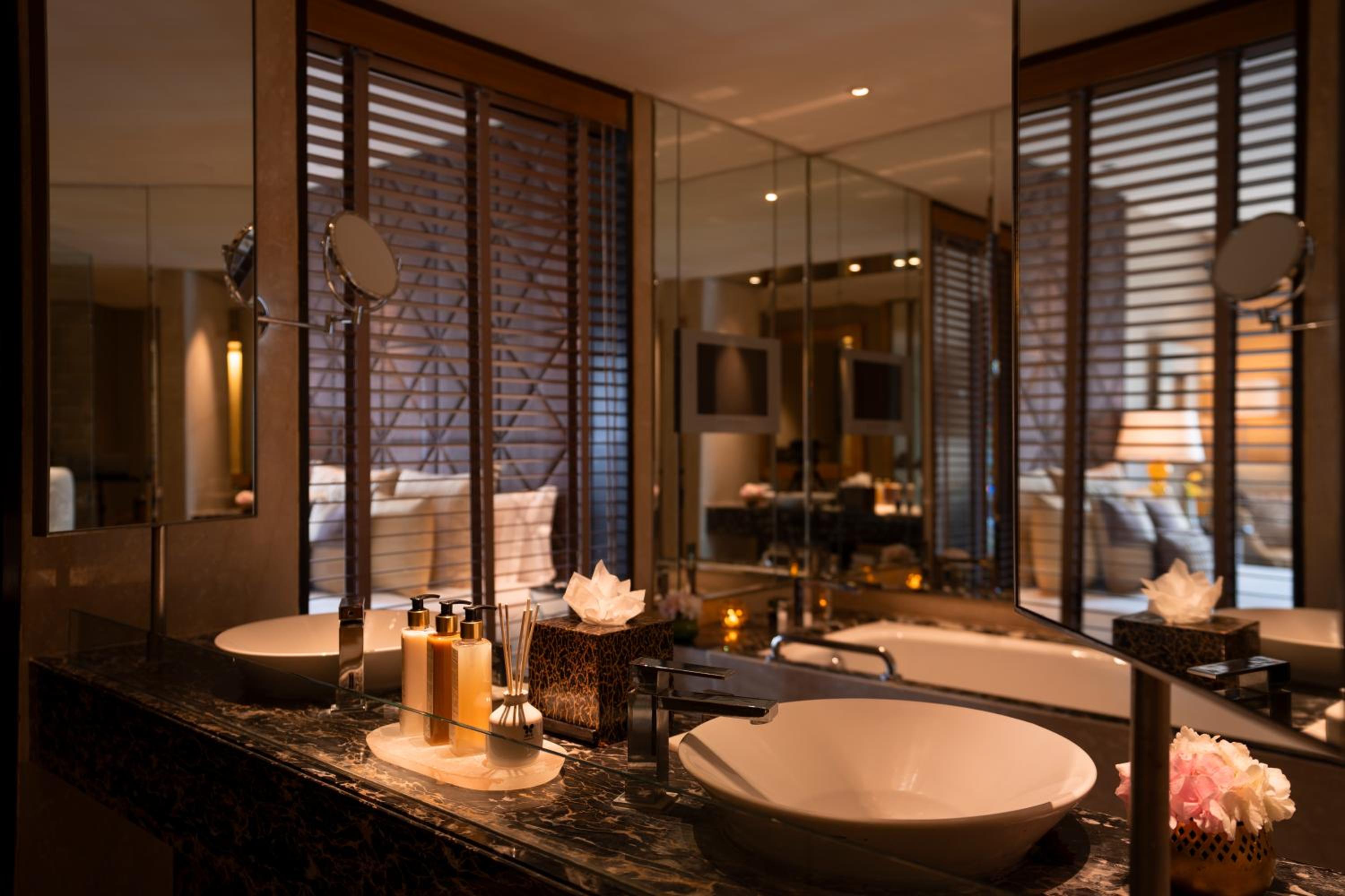 Luxury Suite - High tea, evening cocktails, butler service, Complimentary 1 way airport transfer thumbnail 5