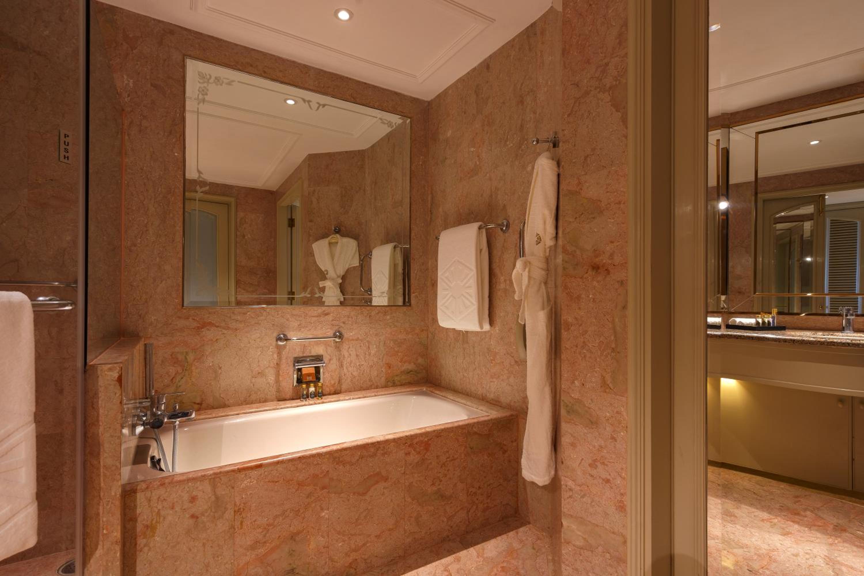 Luxury Suite - High tea, evening cocktails, butler service, Complimentary 1 way airport transfer