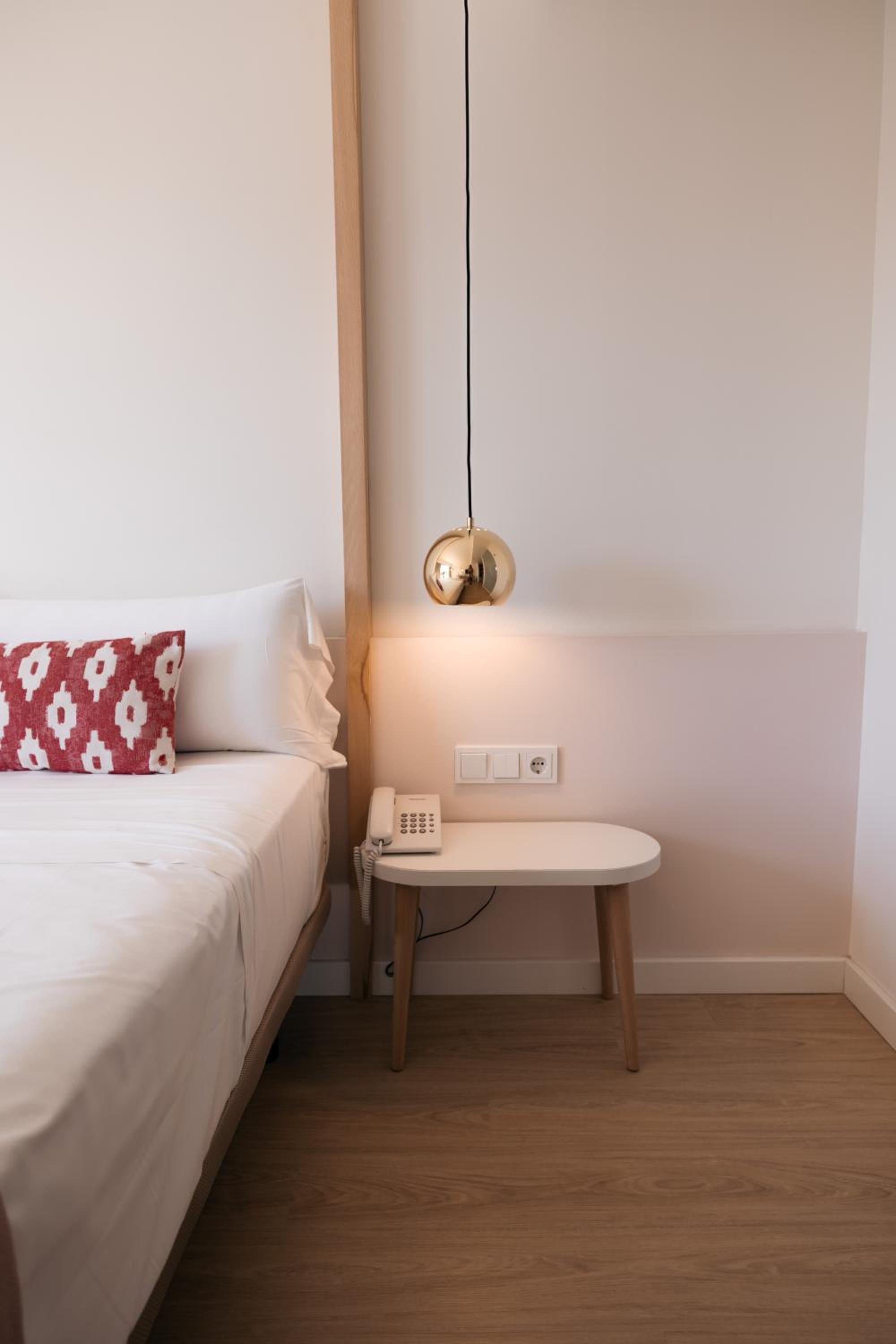 Standard Double Room thumbnail 5