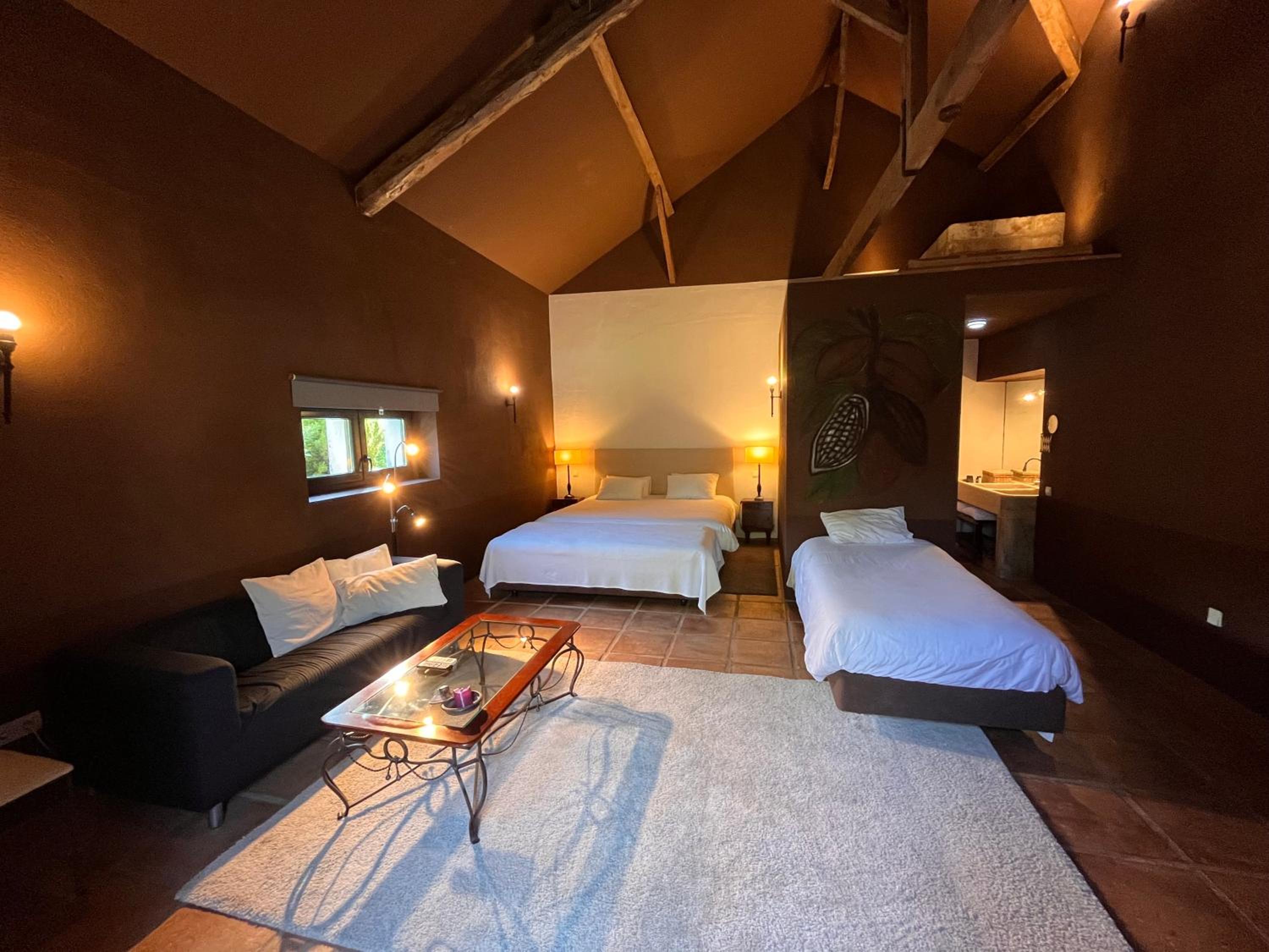 Pool Suite photo 1