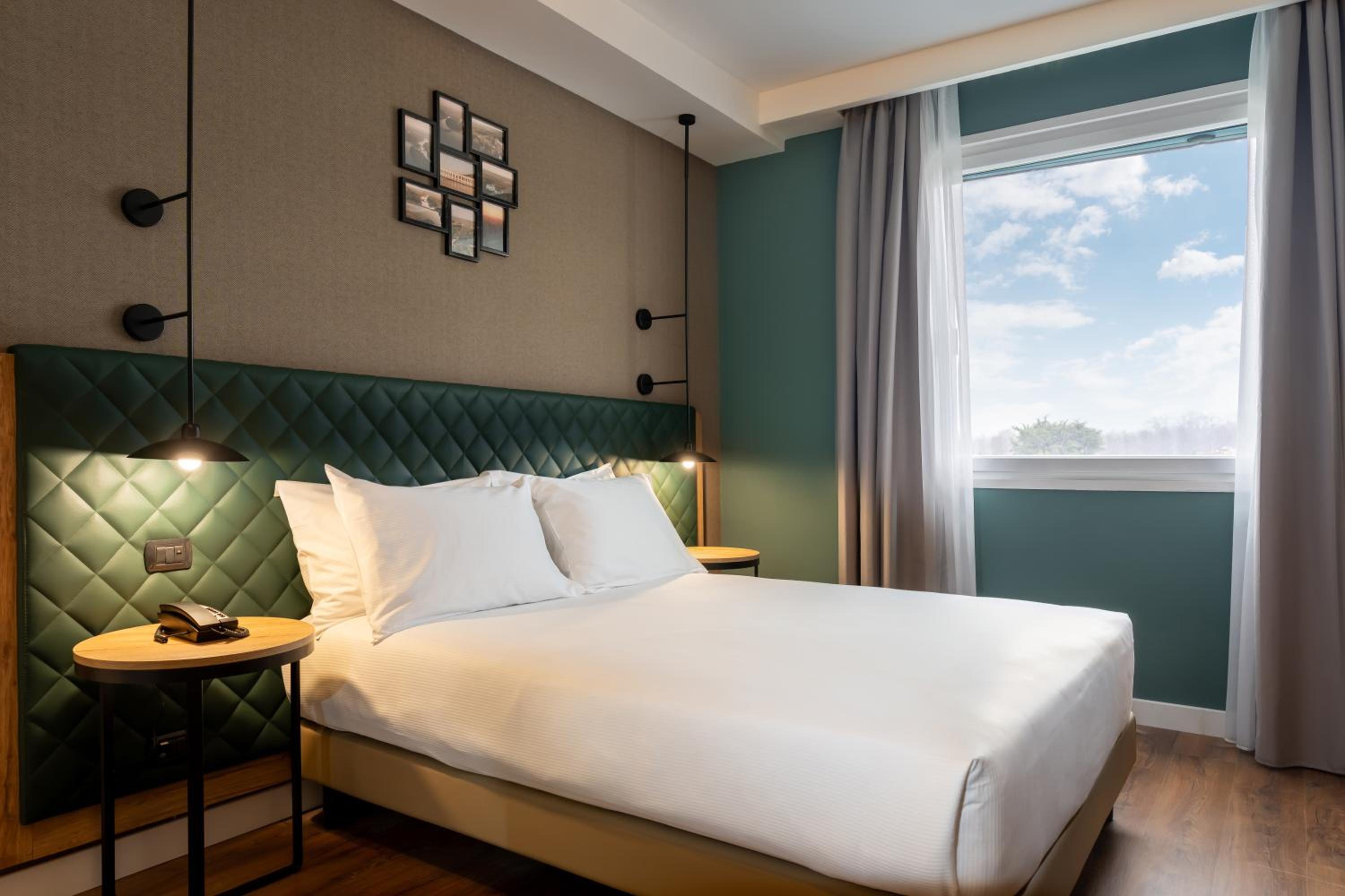 Deluxe King Room - Photo 7
