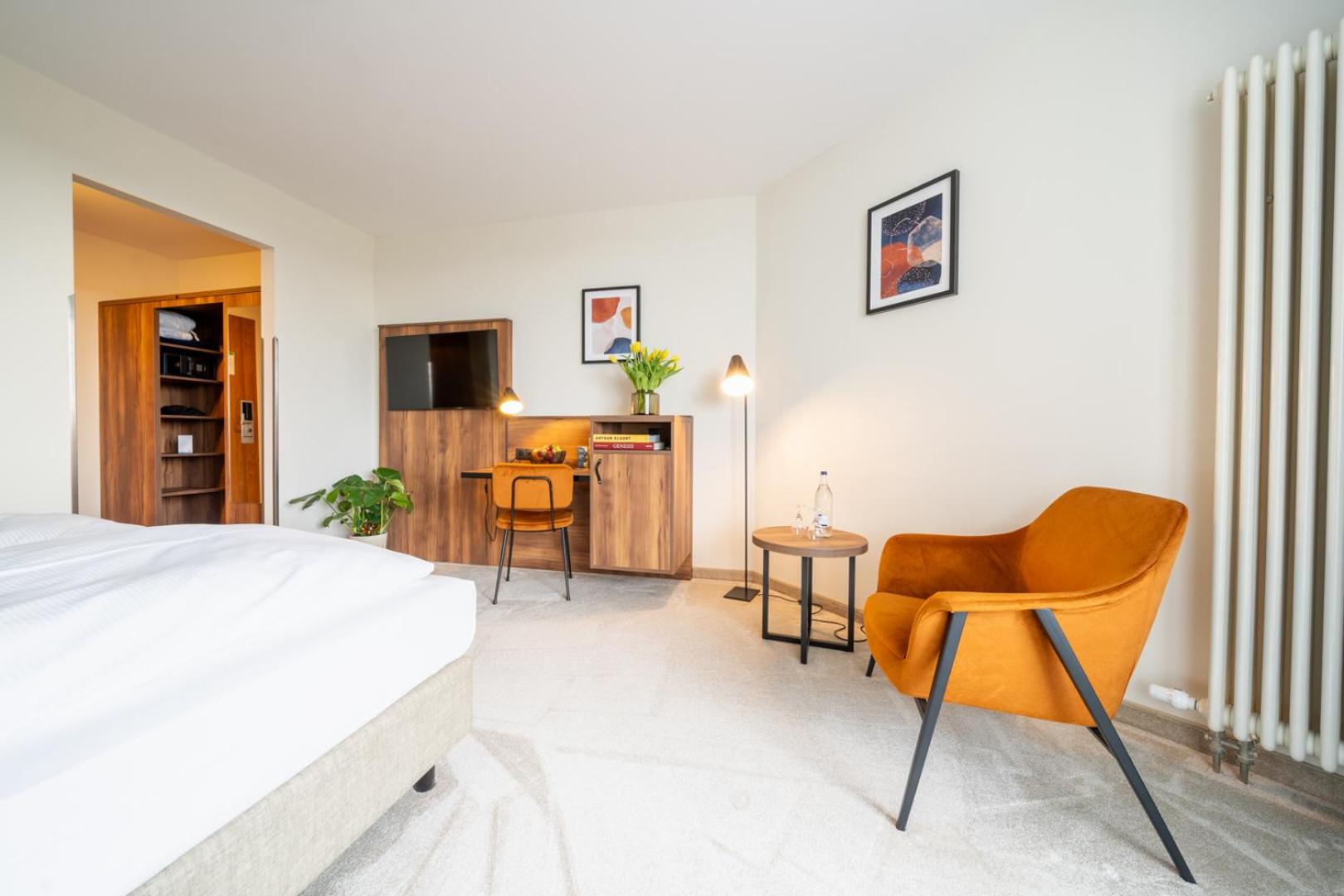 Deluxe Double Room with Side Sea View