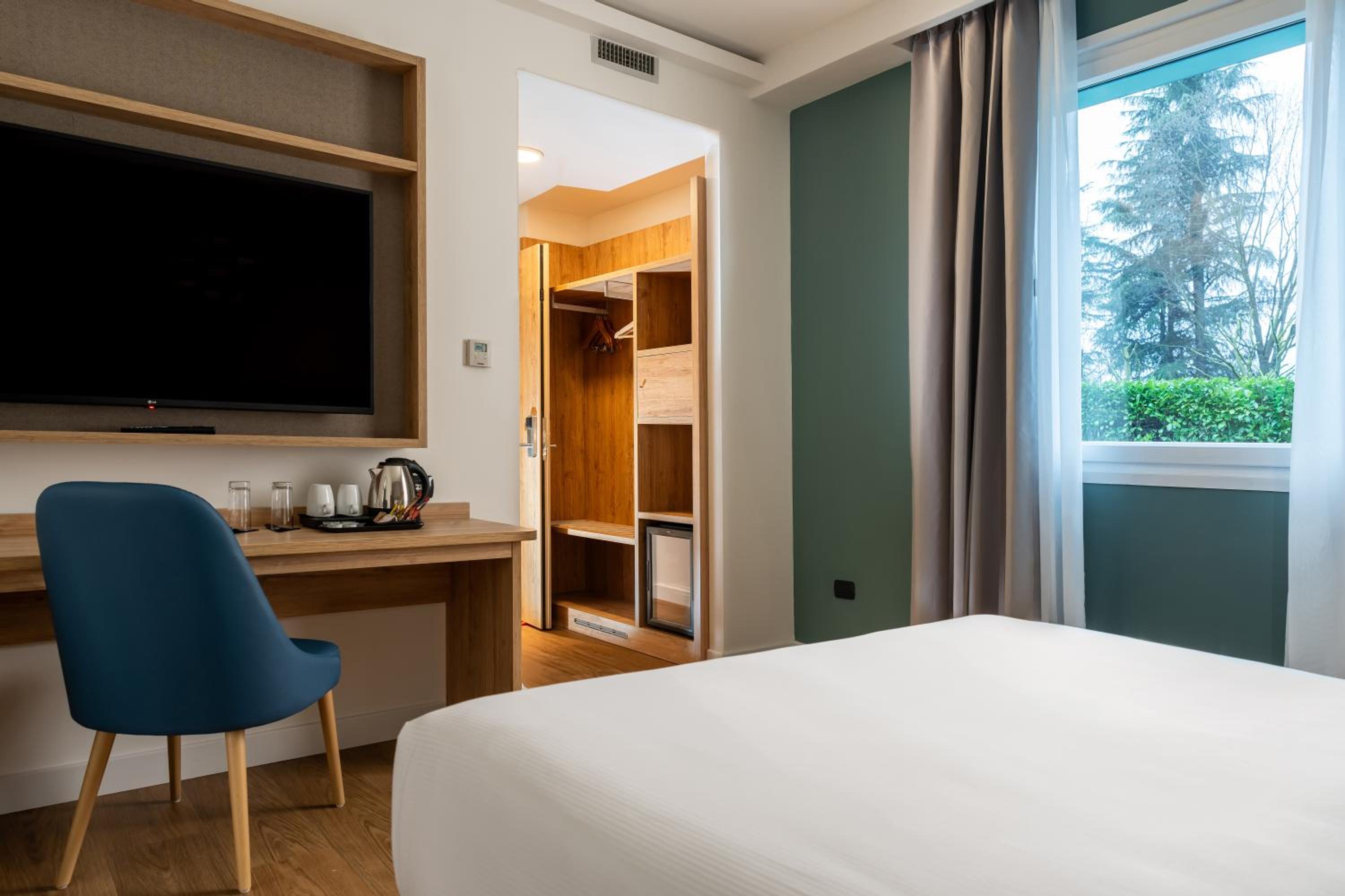 Queen Room - Accessible