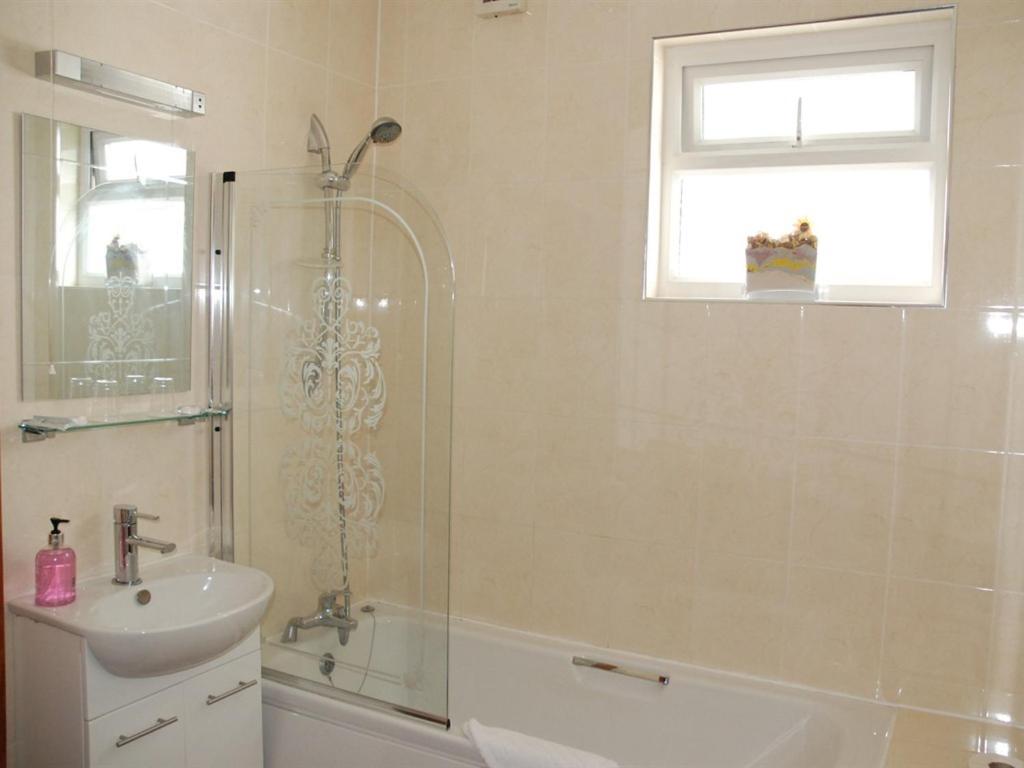 Standard Twin Room with Shared Bathroom photo 3