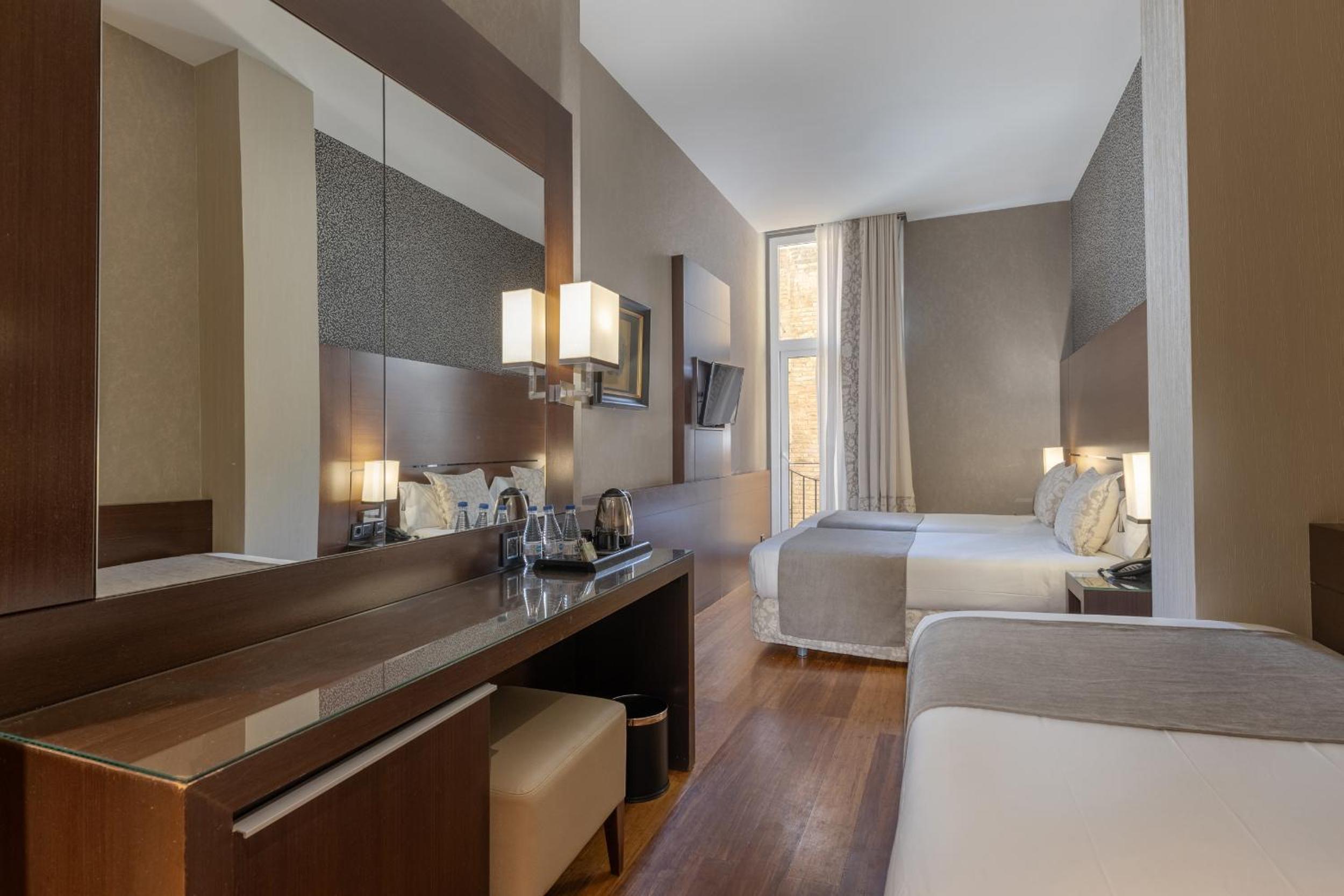 Twin Room with Extra Bed photo 2