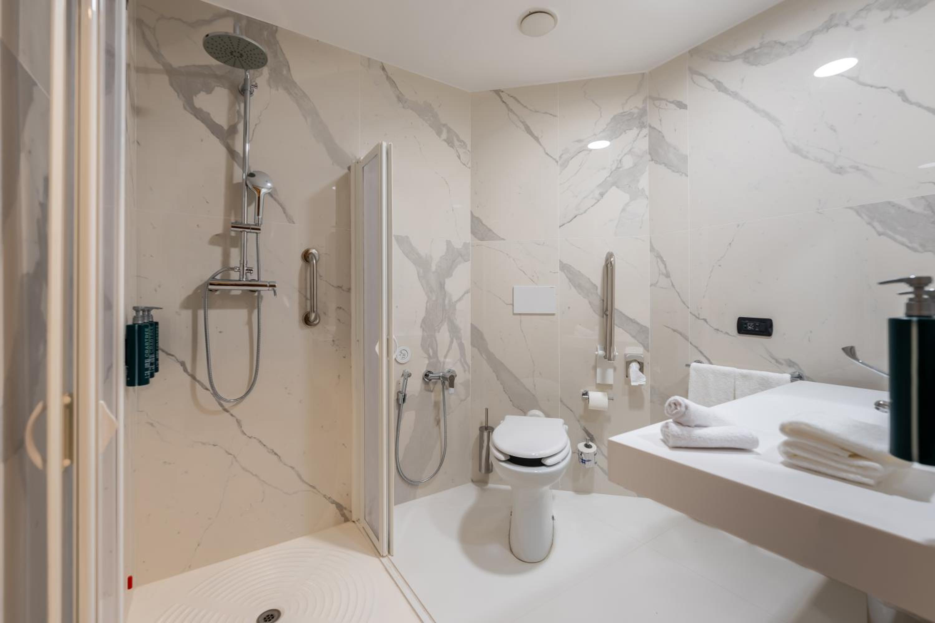 Queen Room - Accessible thumbnail 6