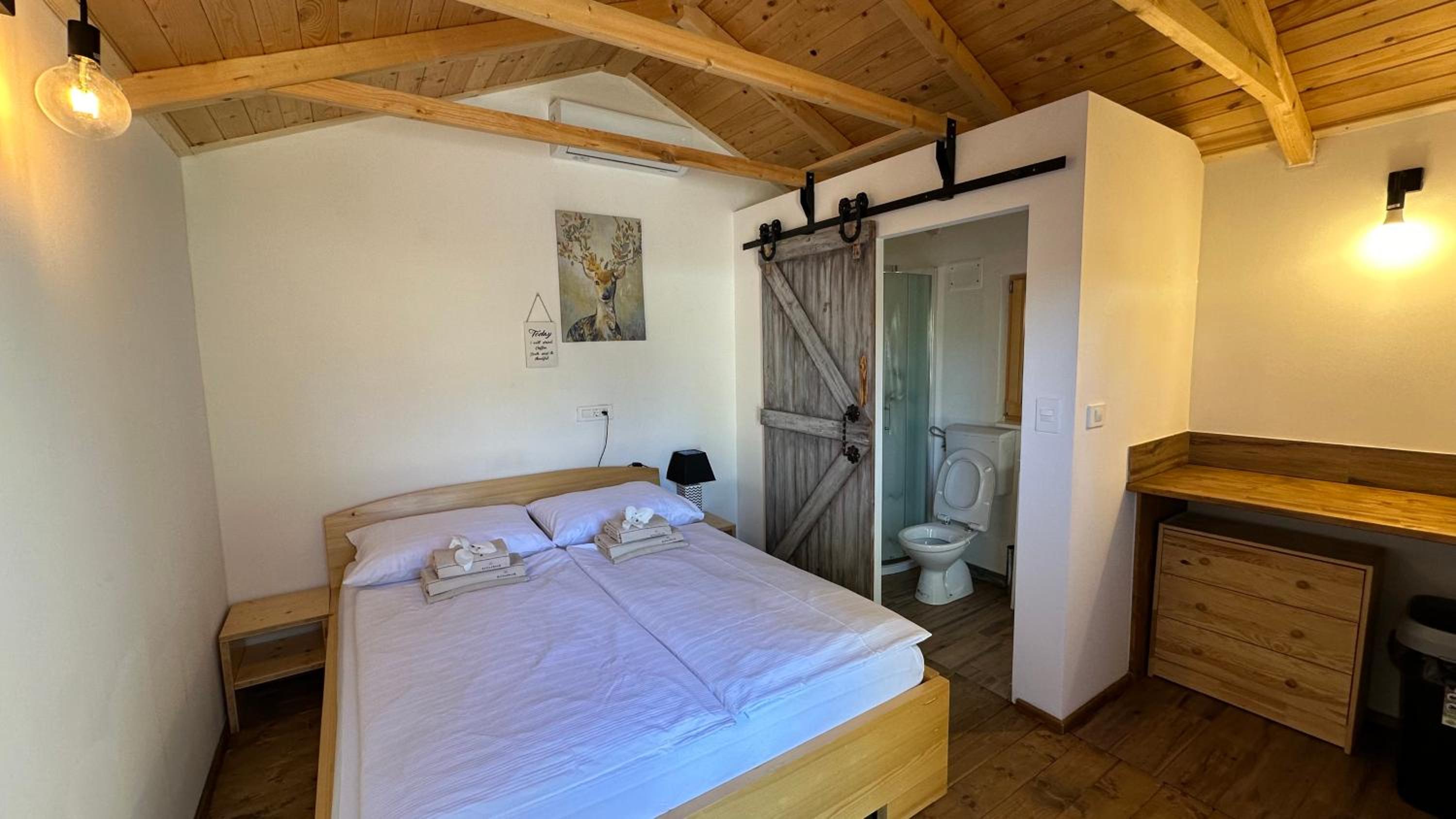 One-Bedroom Bungalow - Photo 2