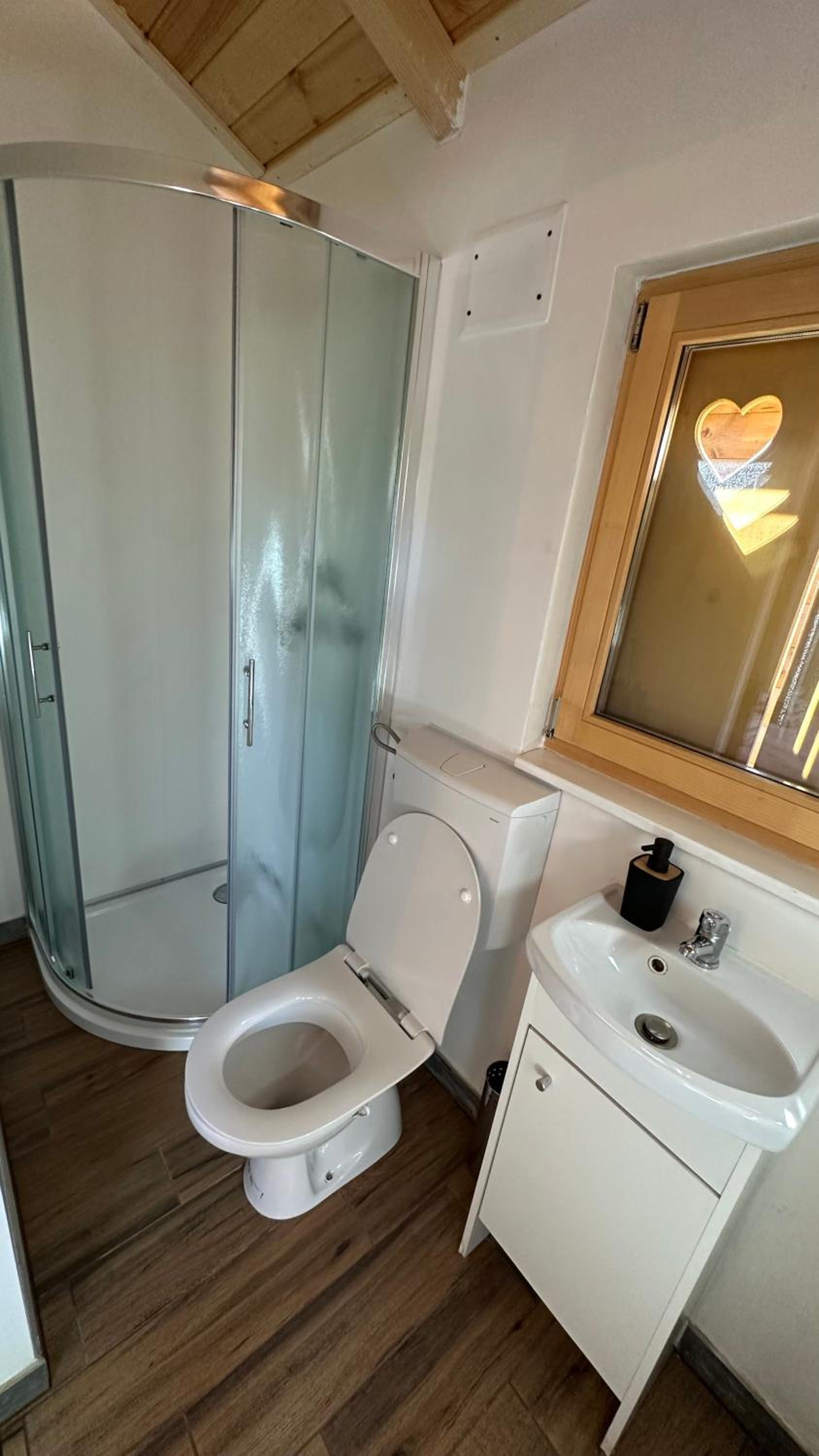 One-Bedroom Bungalow - Photo 4