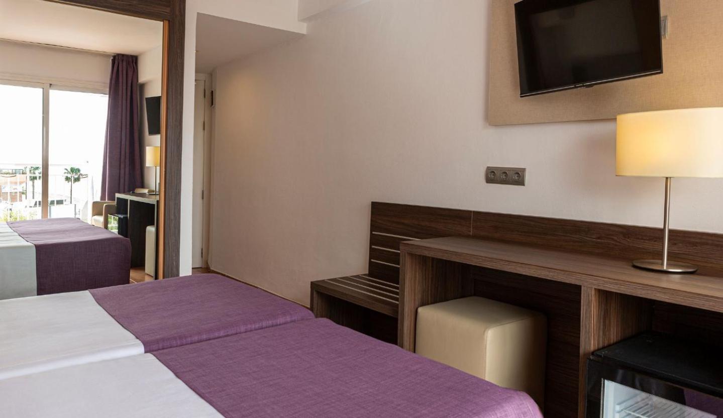 Double Room with Pool View - Photo 1