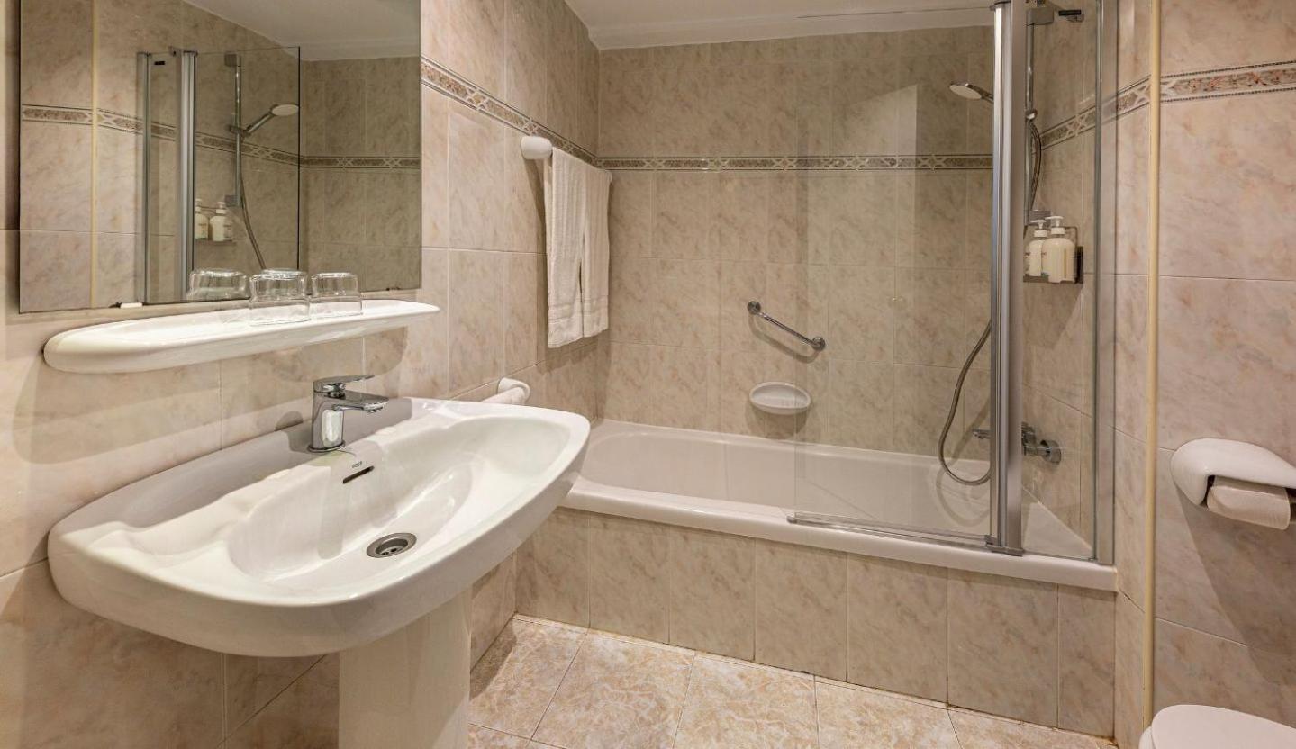 Double Room with Pool View - Photo 3