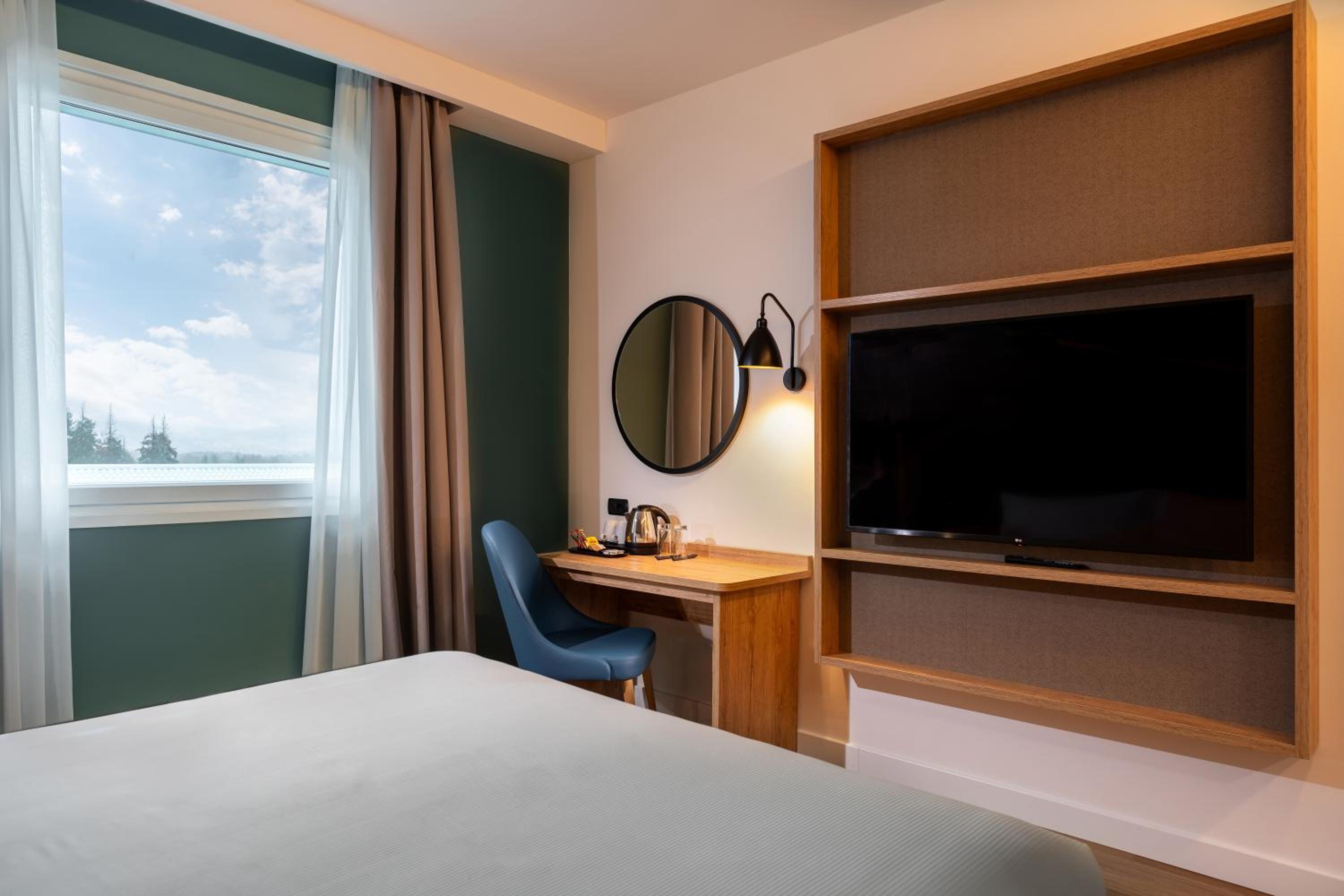 Deluxe King Room - Photo 8