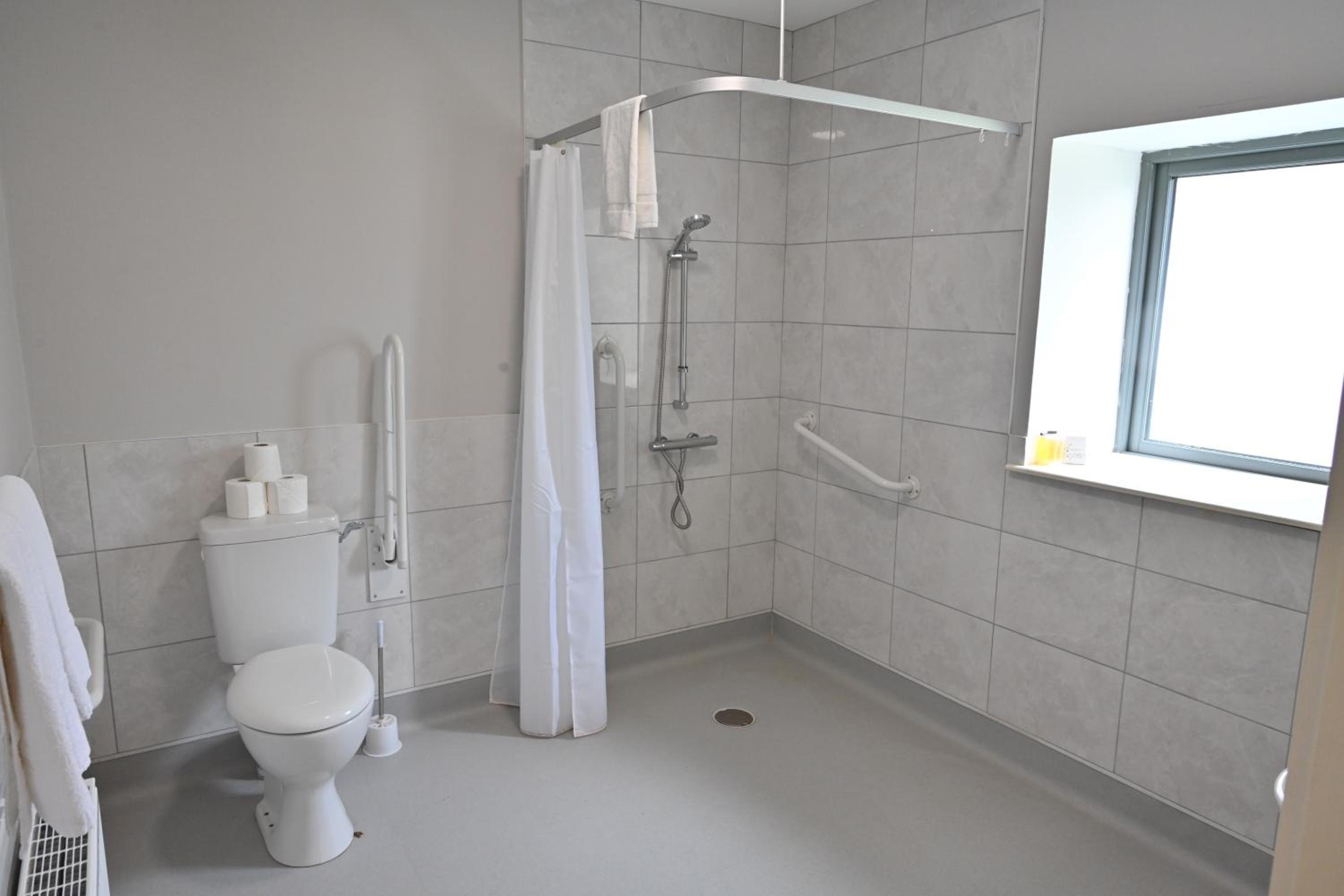King Room with Roll-In Shower - Disability Access photo 2