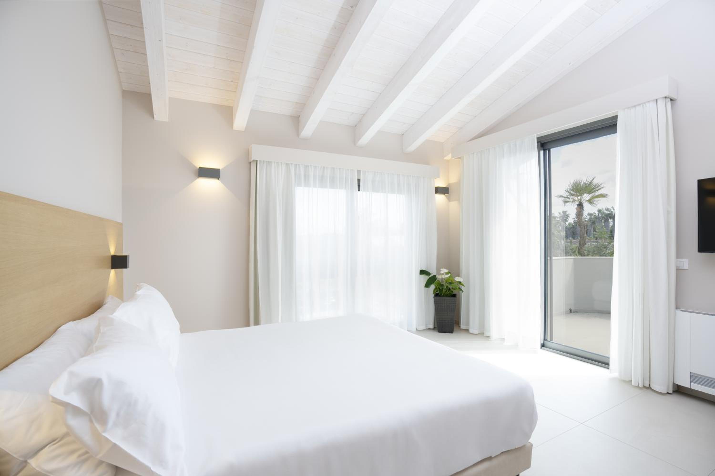 Deluxe Double Room with Balcony photo 1