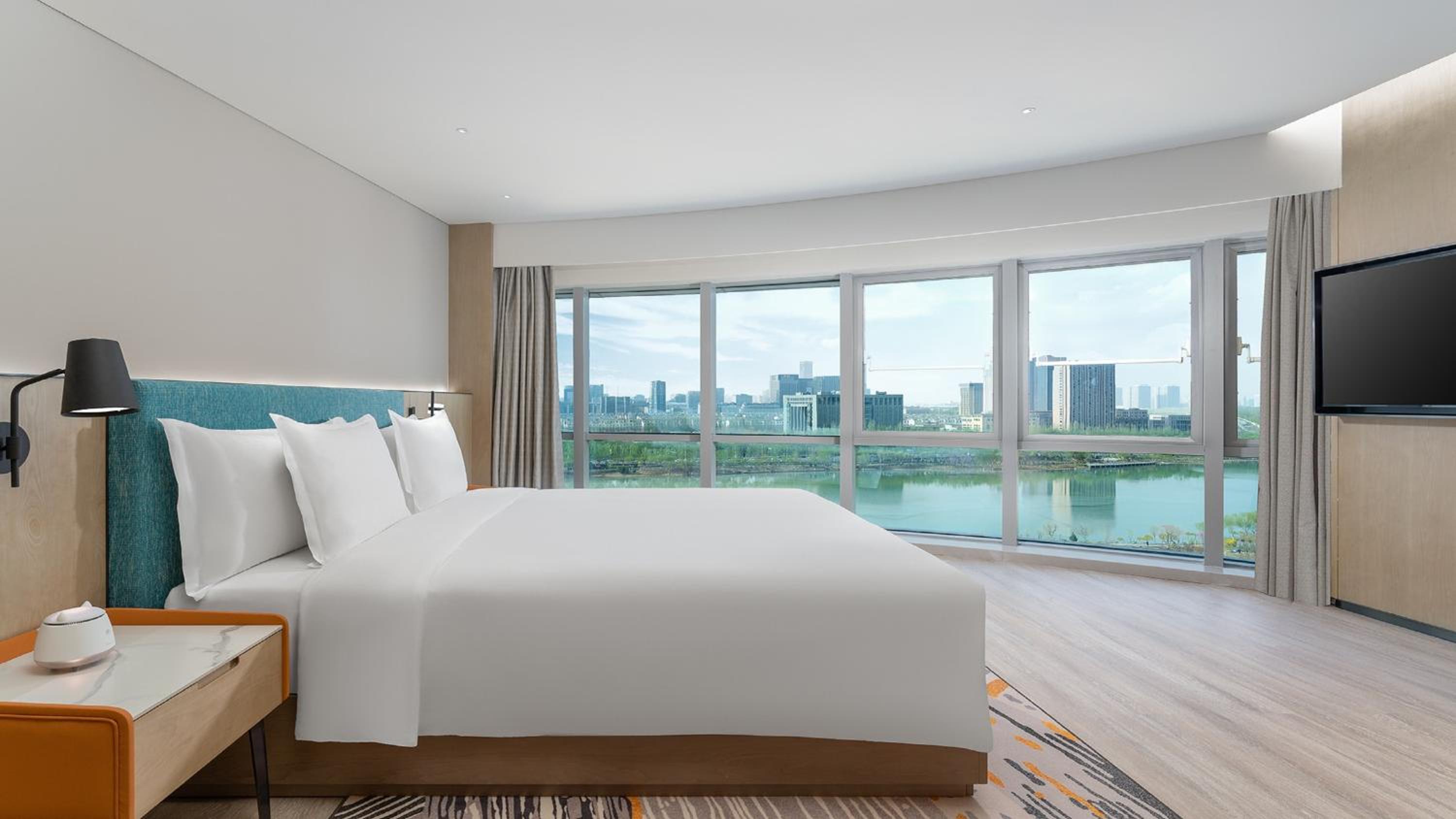 One-Bedroom Suite Dining Area Lake View