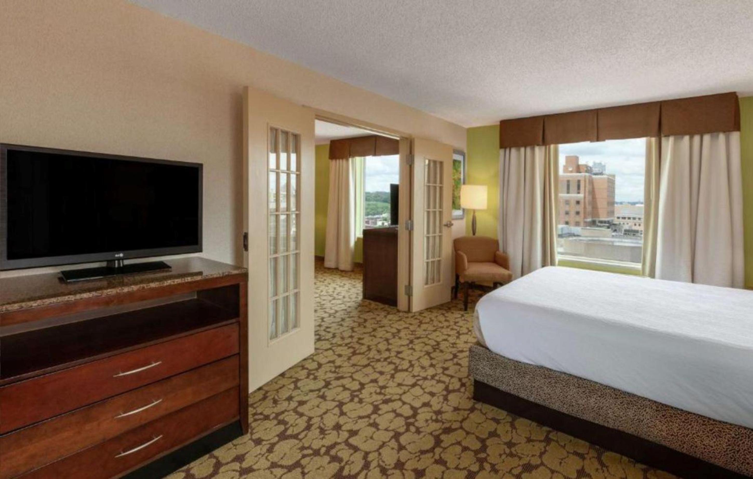 One-Bedroom King Suite - Photo 3