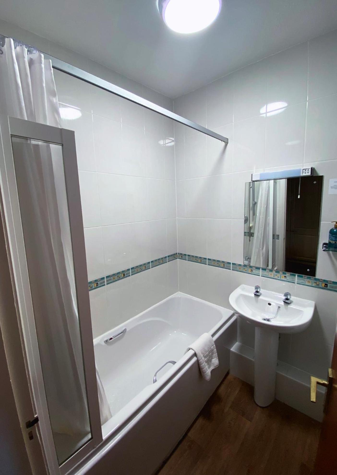 Standard Twin Room - Photo 4