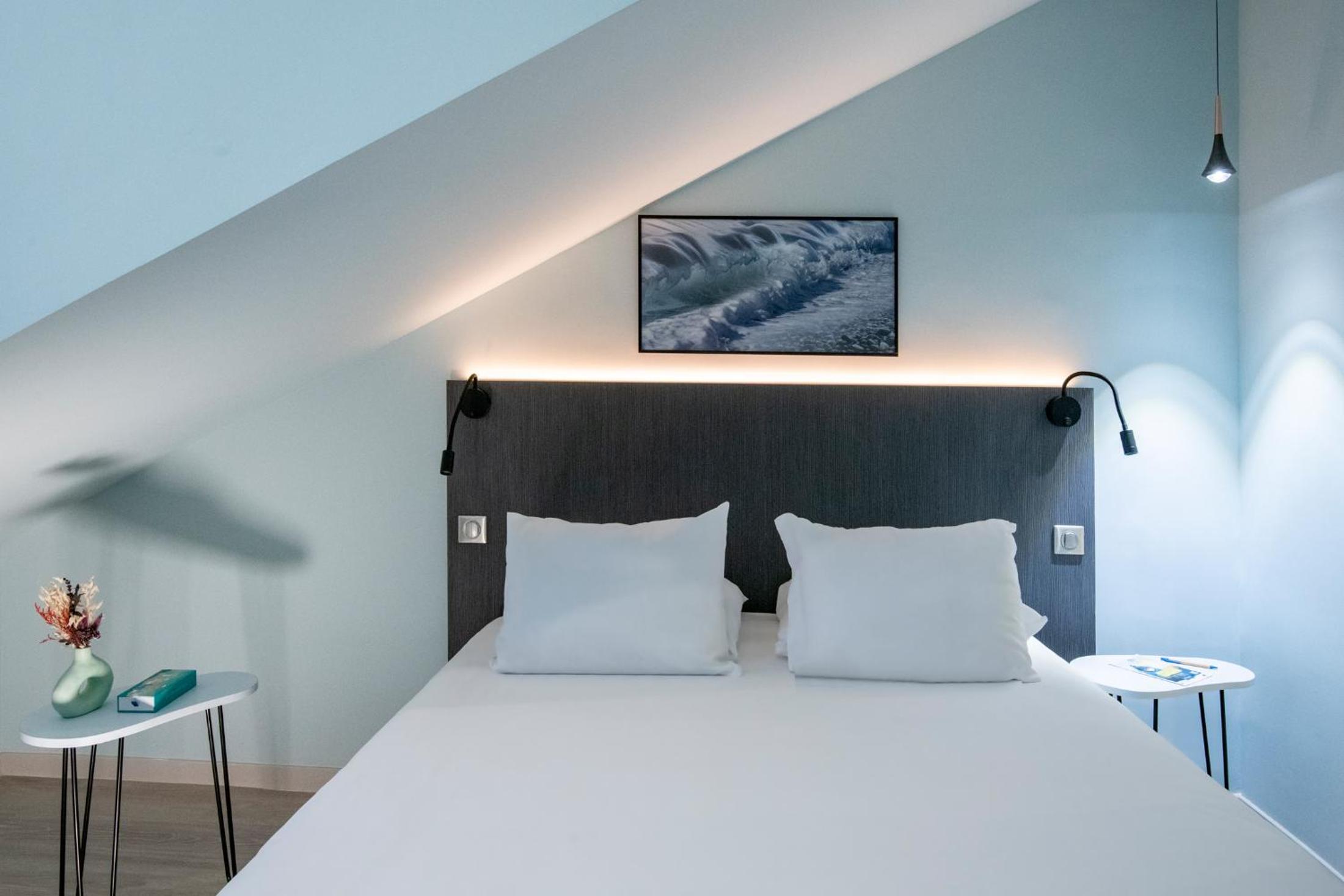 Comfort Queen Room - Attic - Photo 8