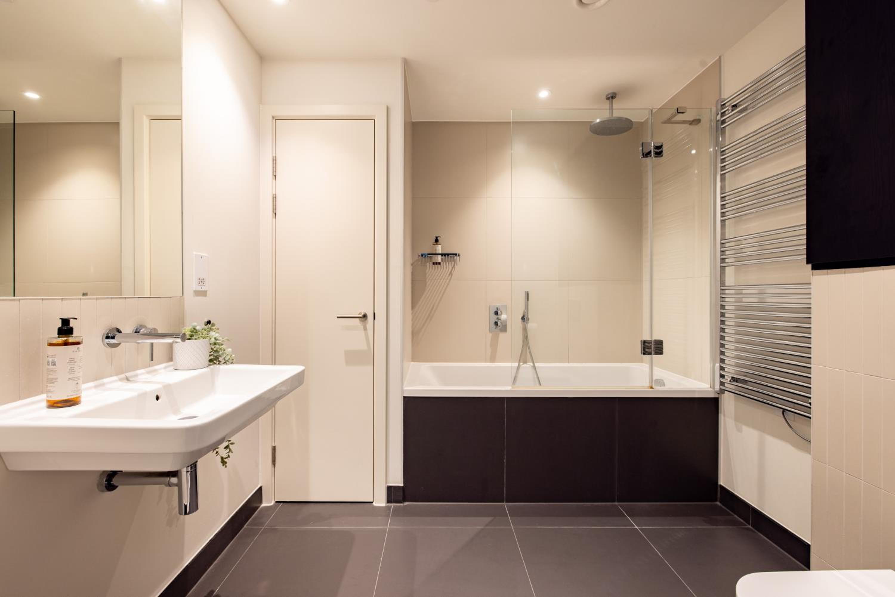 One Bedroom Apartment - Photo 4