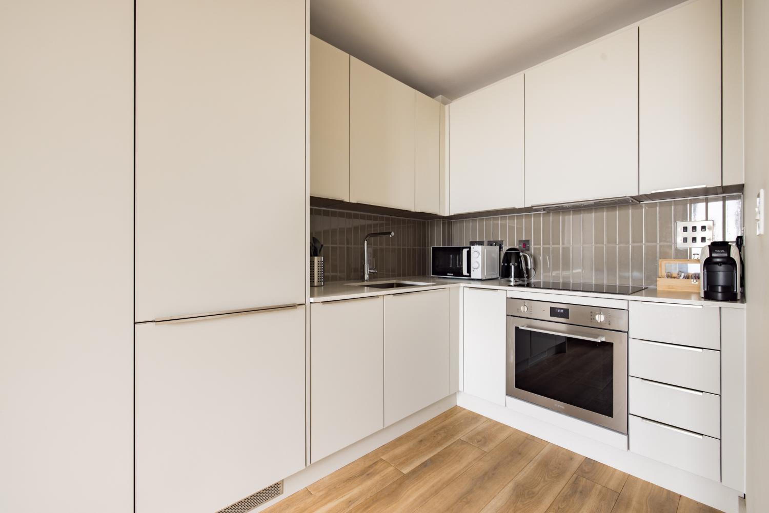 Superior One Bedroom Apartment - Photo 3