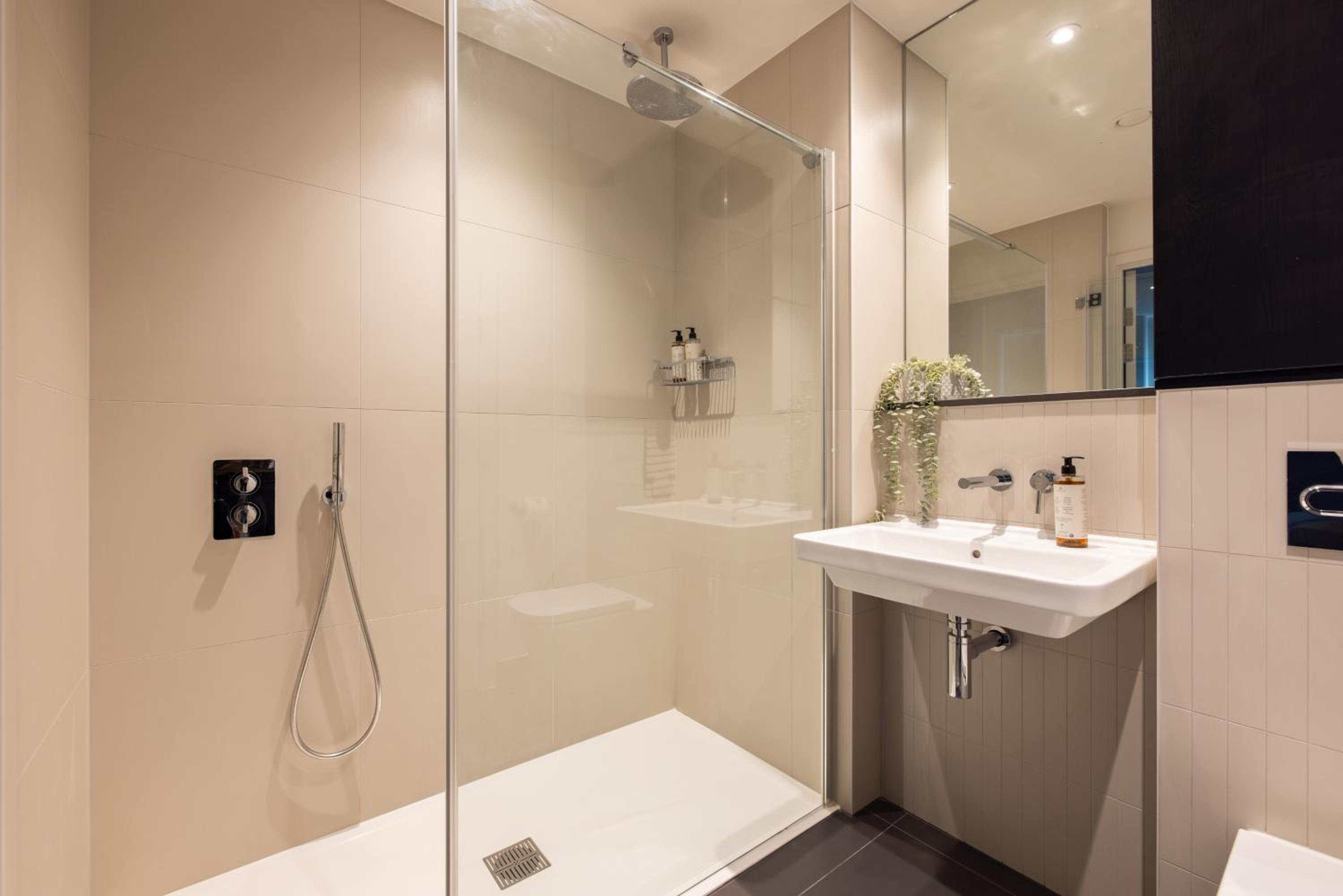 Superior One Bedroom Apartment - Photo 2