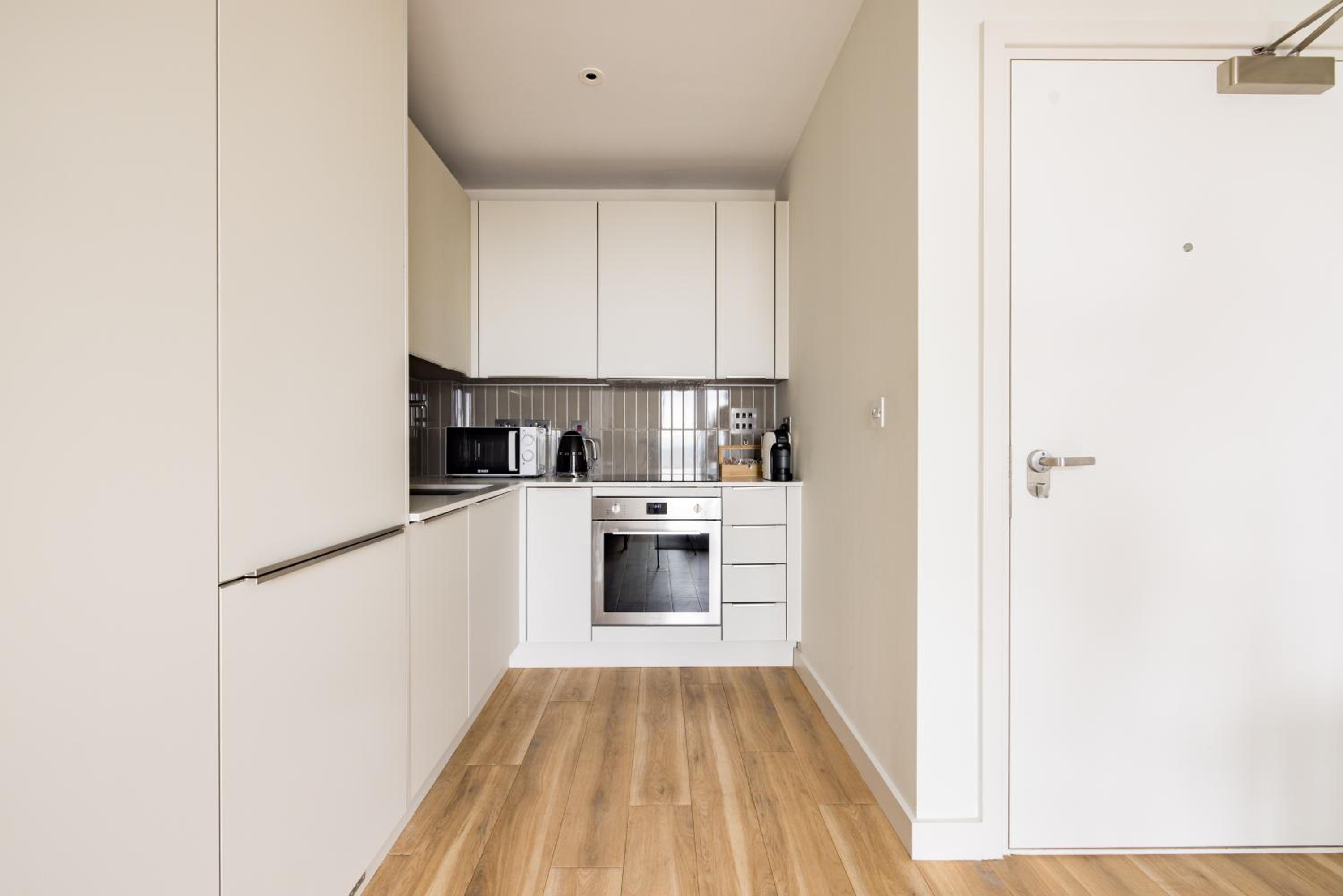 Superior One Bedroom Apartment - Photo 11