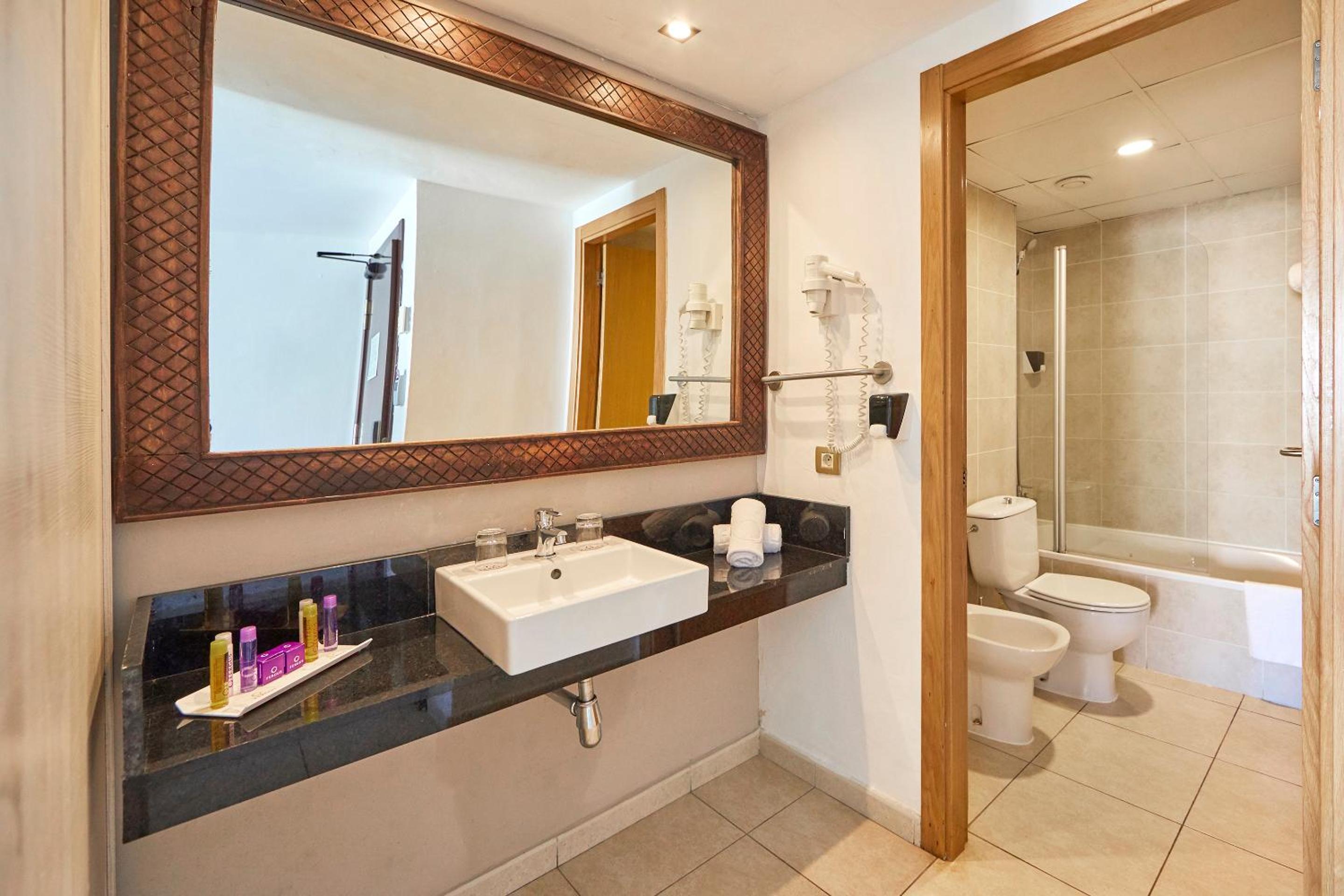 Double Room with Pool View (2 Adults + 1 Child) photo 2