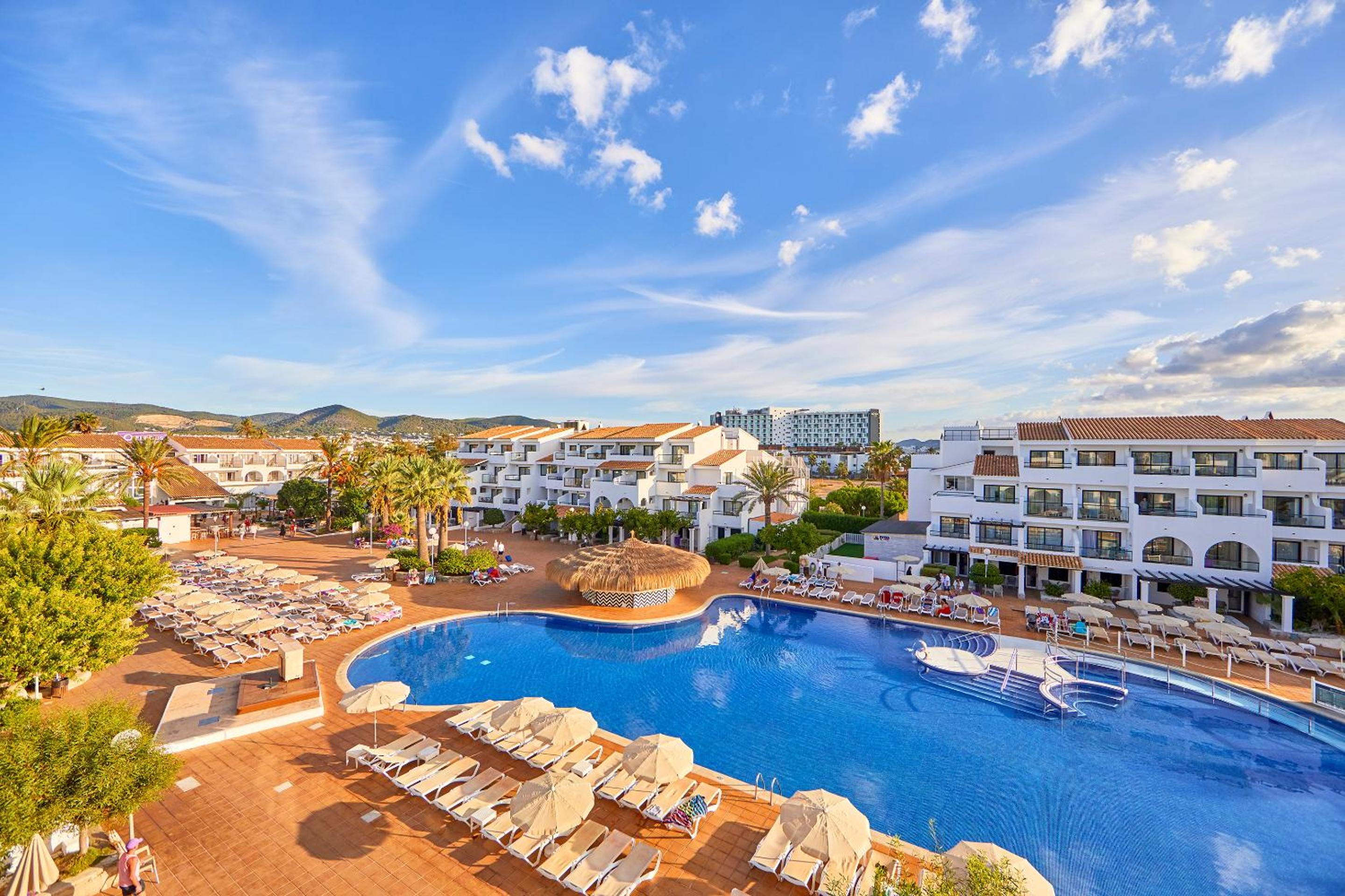 Double Room with Pool View (2 Adults + 1 Child) photo 3