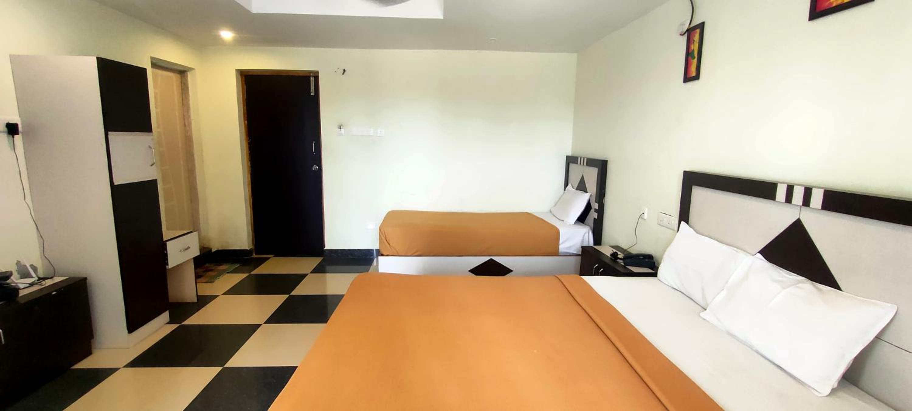 Triple Room with Balcony - Photo 12