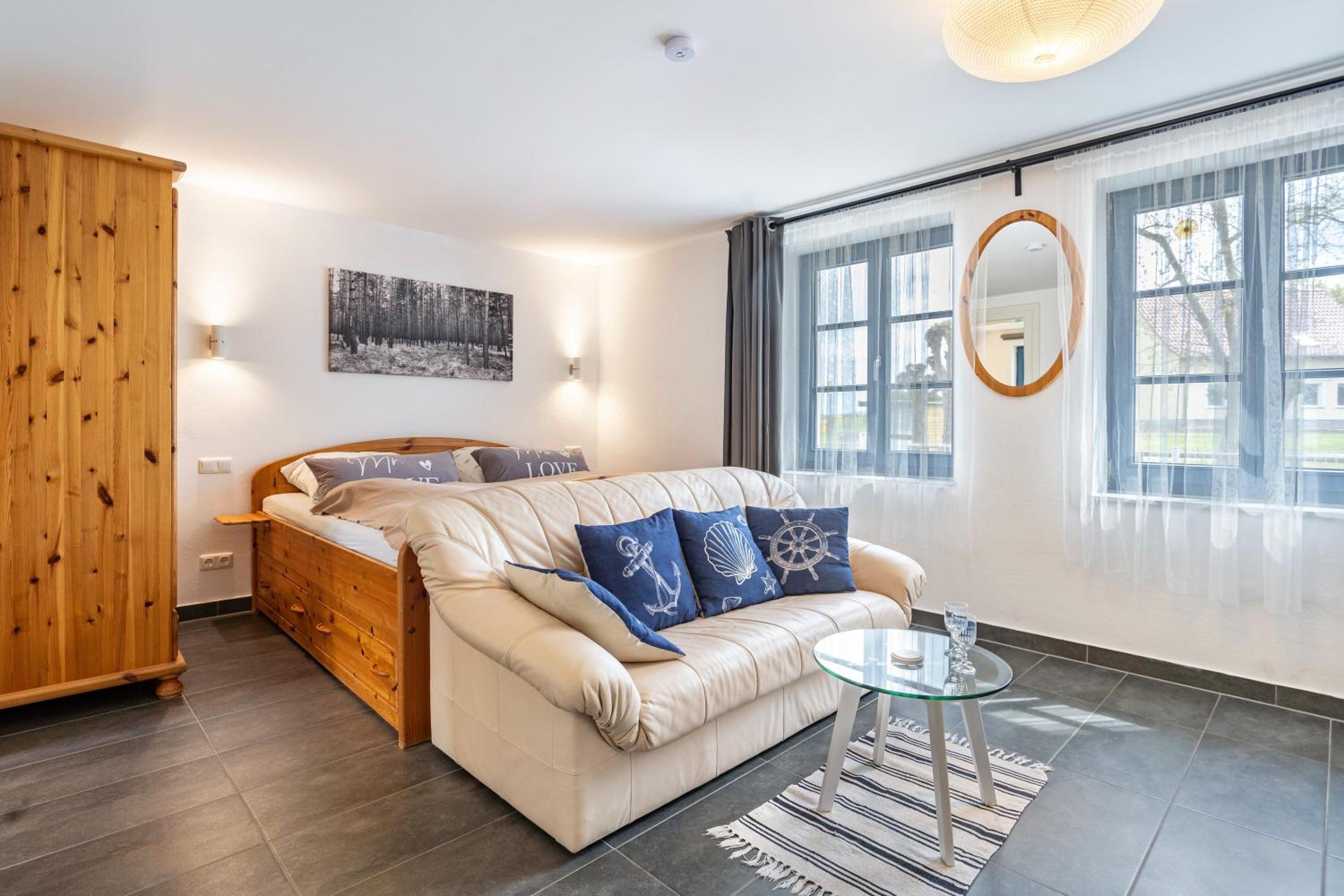 One-Bedroom Apartment with Lake View photo 1
