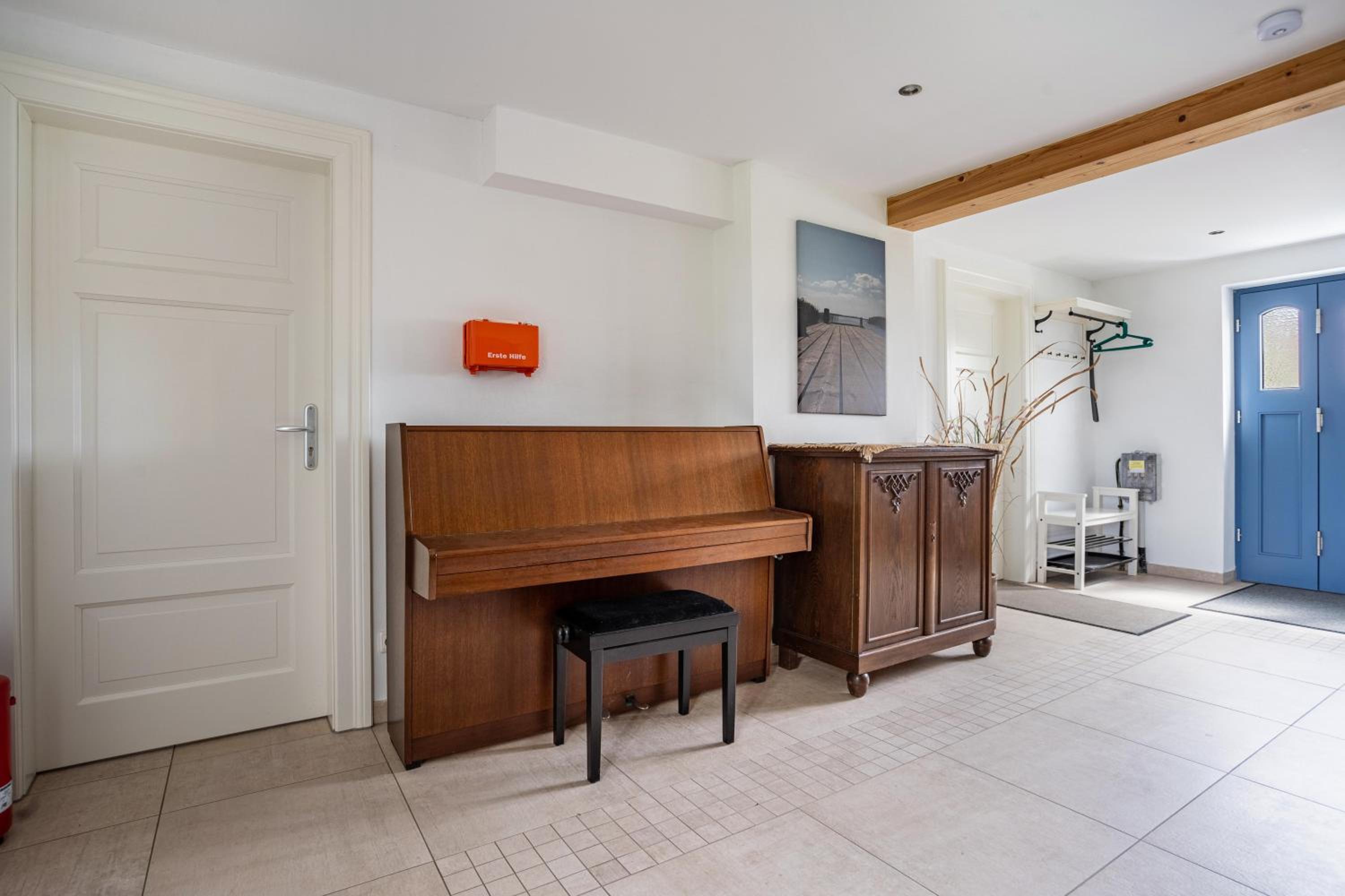 One-Bedroom Apartment with Lake View photo 2