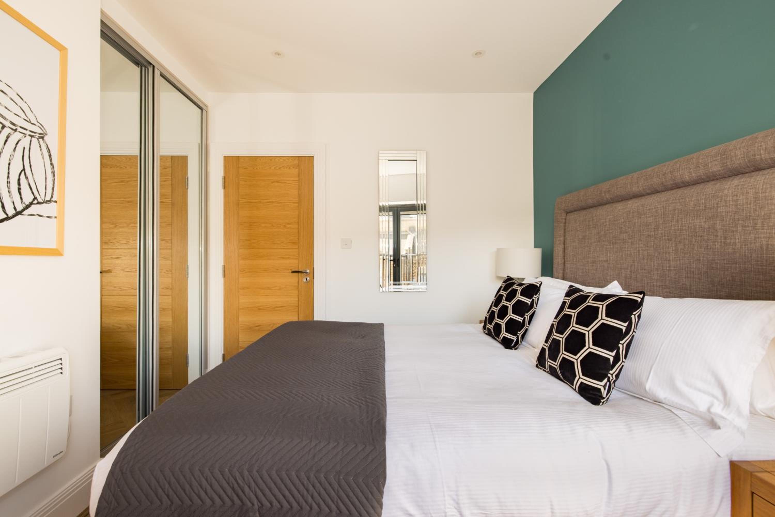 Superior Two Bedroom Apartment - Balcony - Photo 13