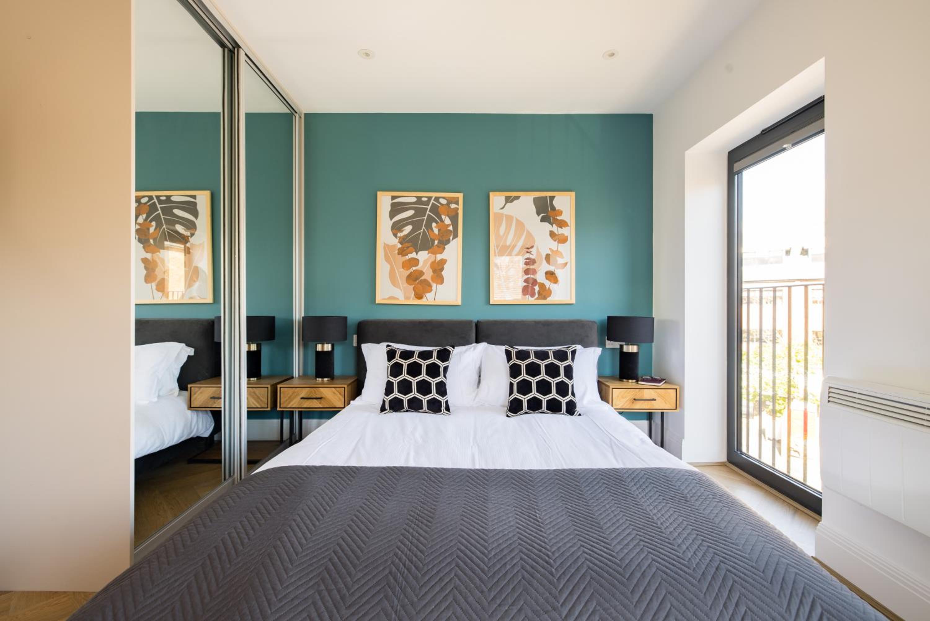 Superior Two Bedroom Apartment - Balcony - Photo 7