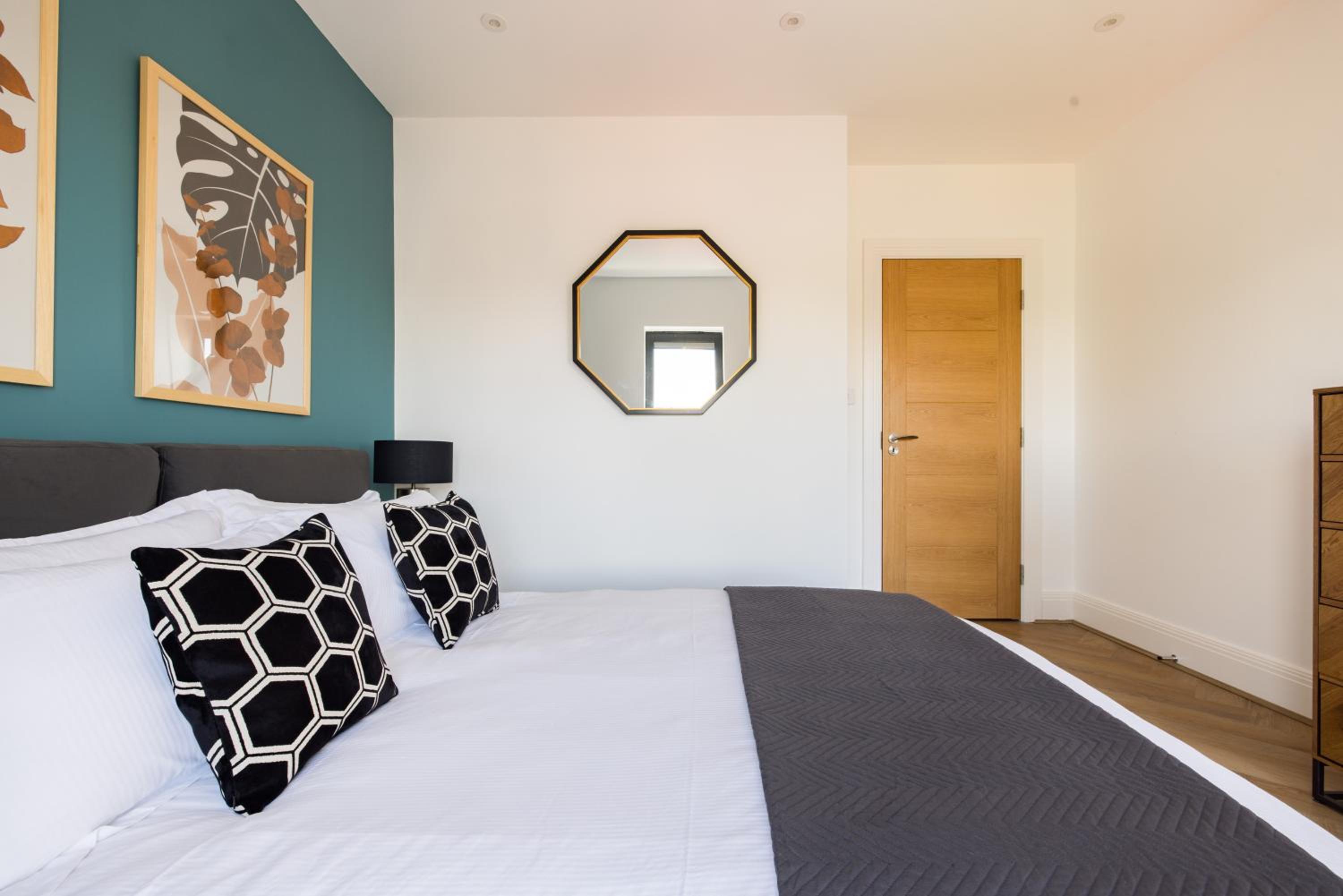 Two Bedroom Apartment - Balcony - Photo 6