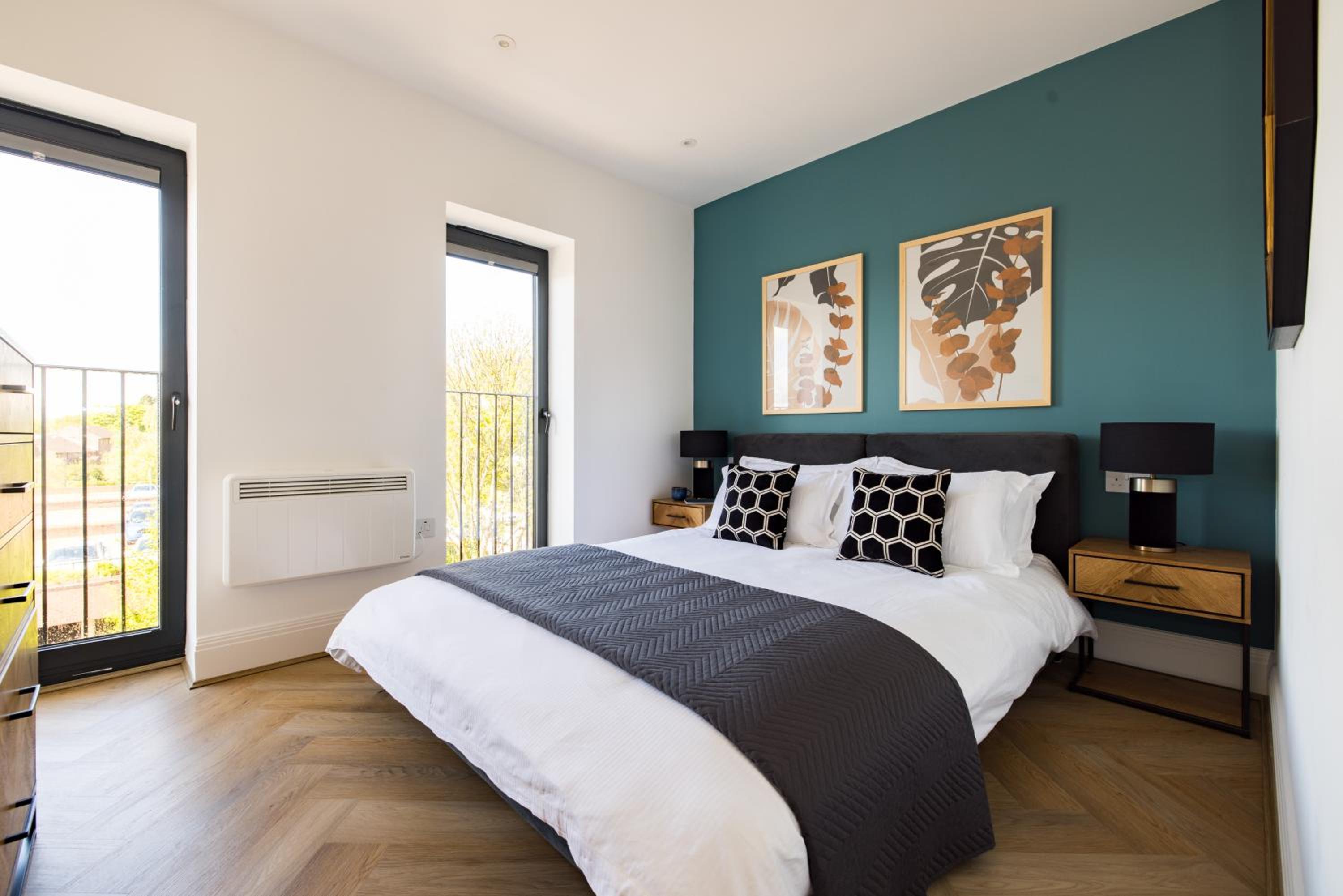 Two Bedroom Apartment - Balcony - Photo 2