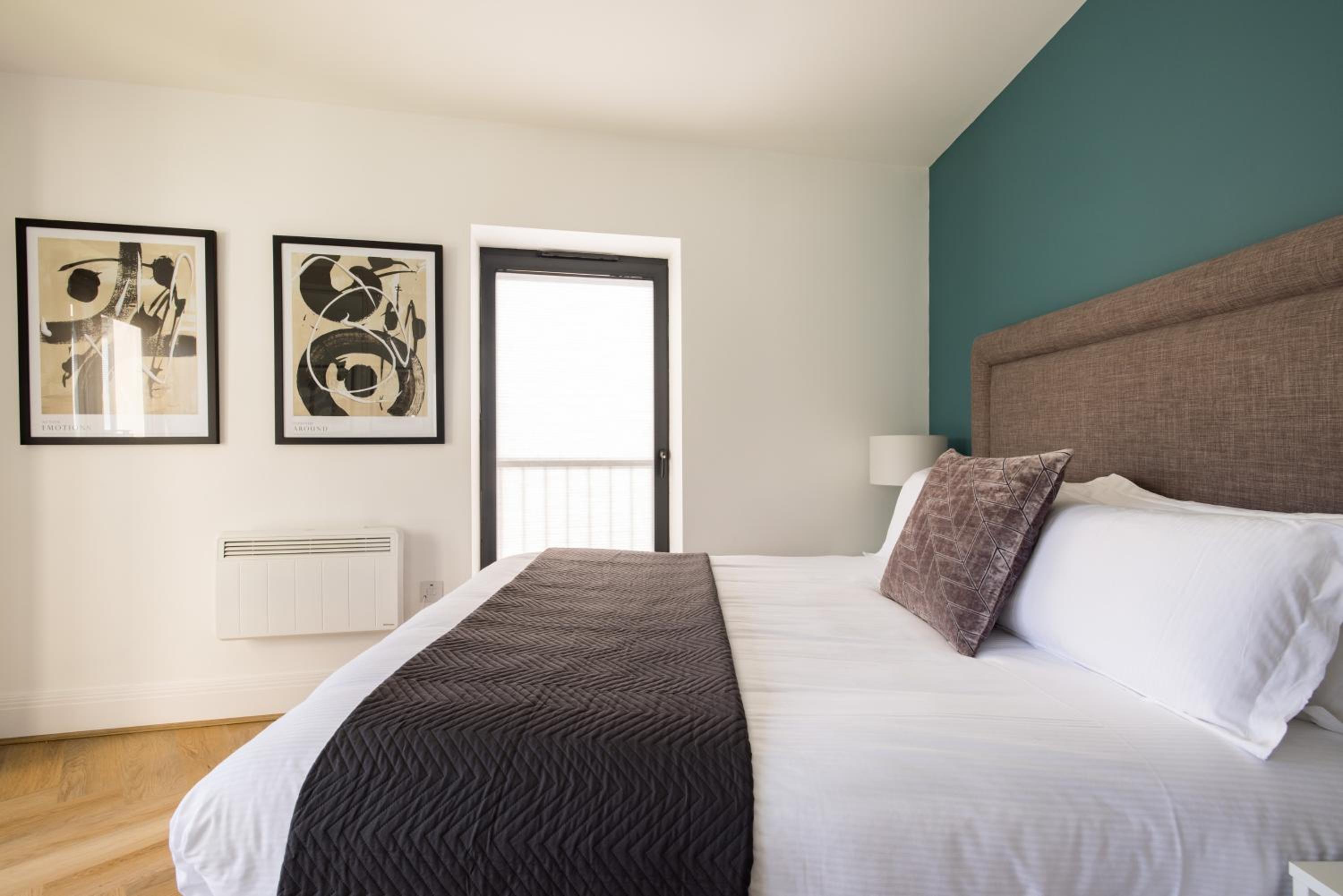 Two Bedroom Apartment - Balcony - Photo 7