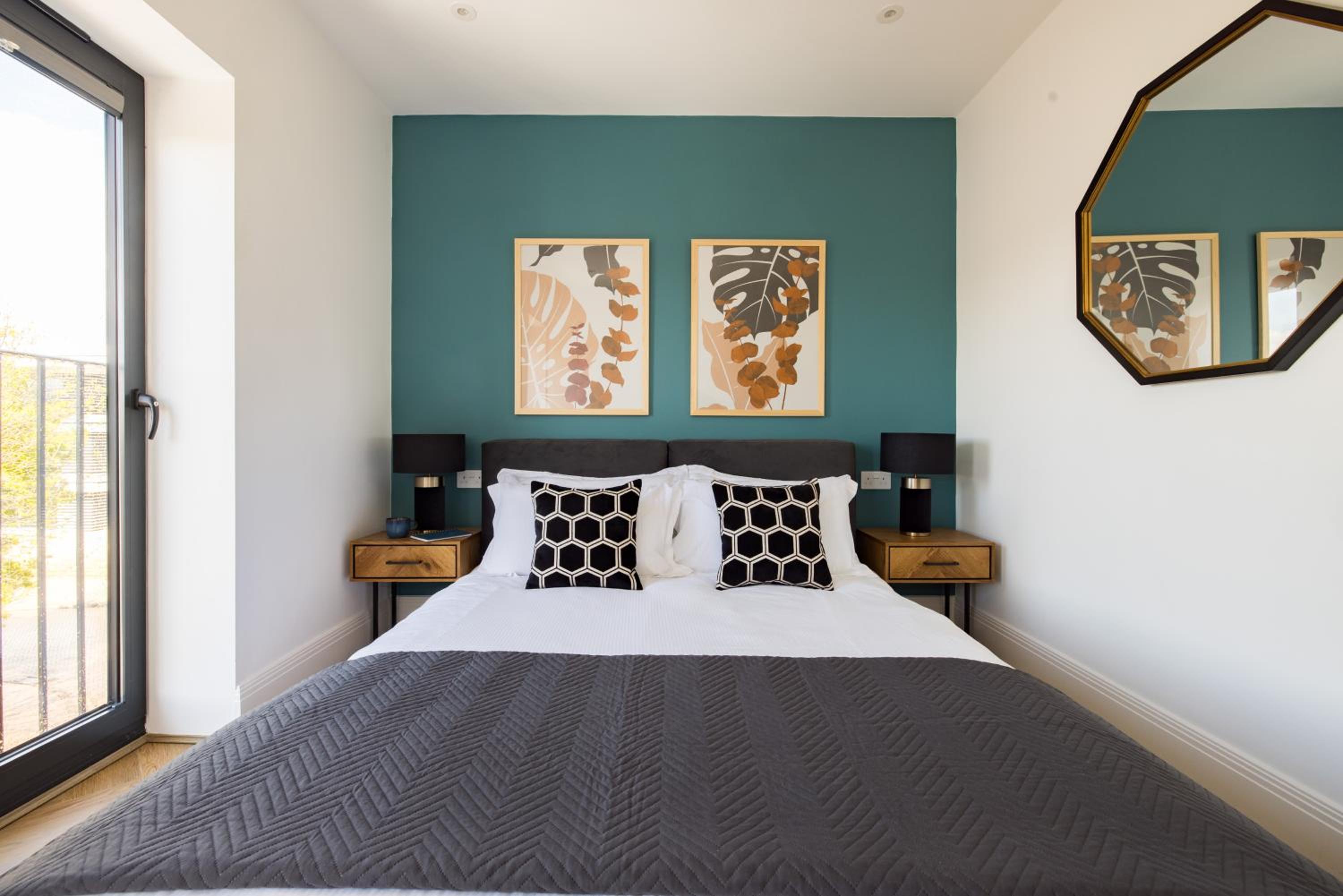 Two Bedroom Apartment - Balcony - Photo 8