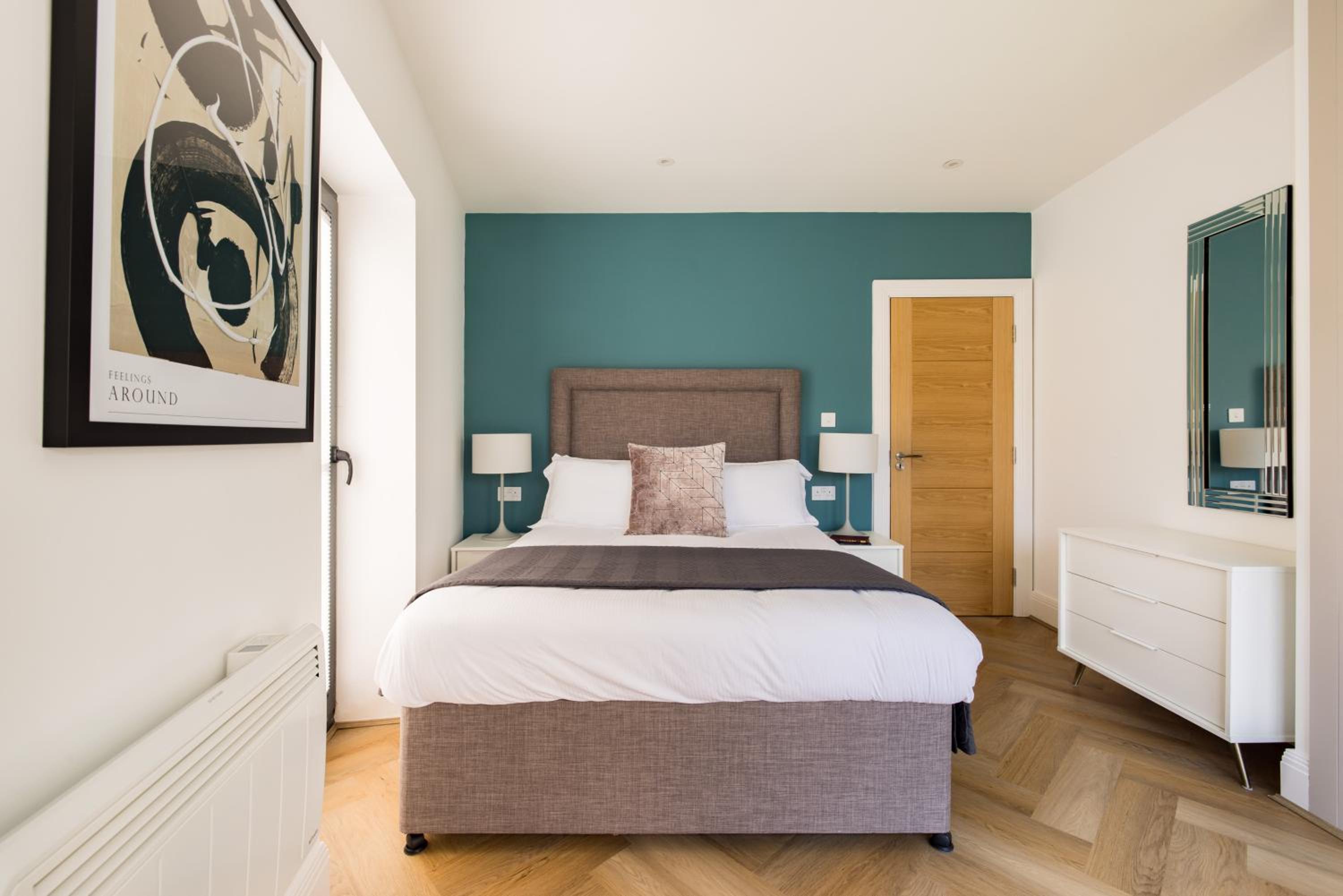 Two Bedroom Apartment - Balcony - Photo 9