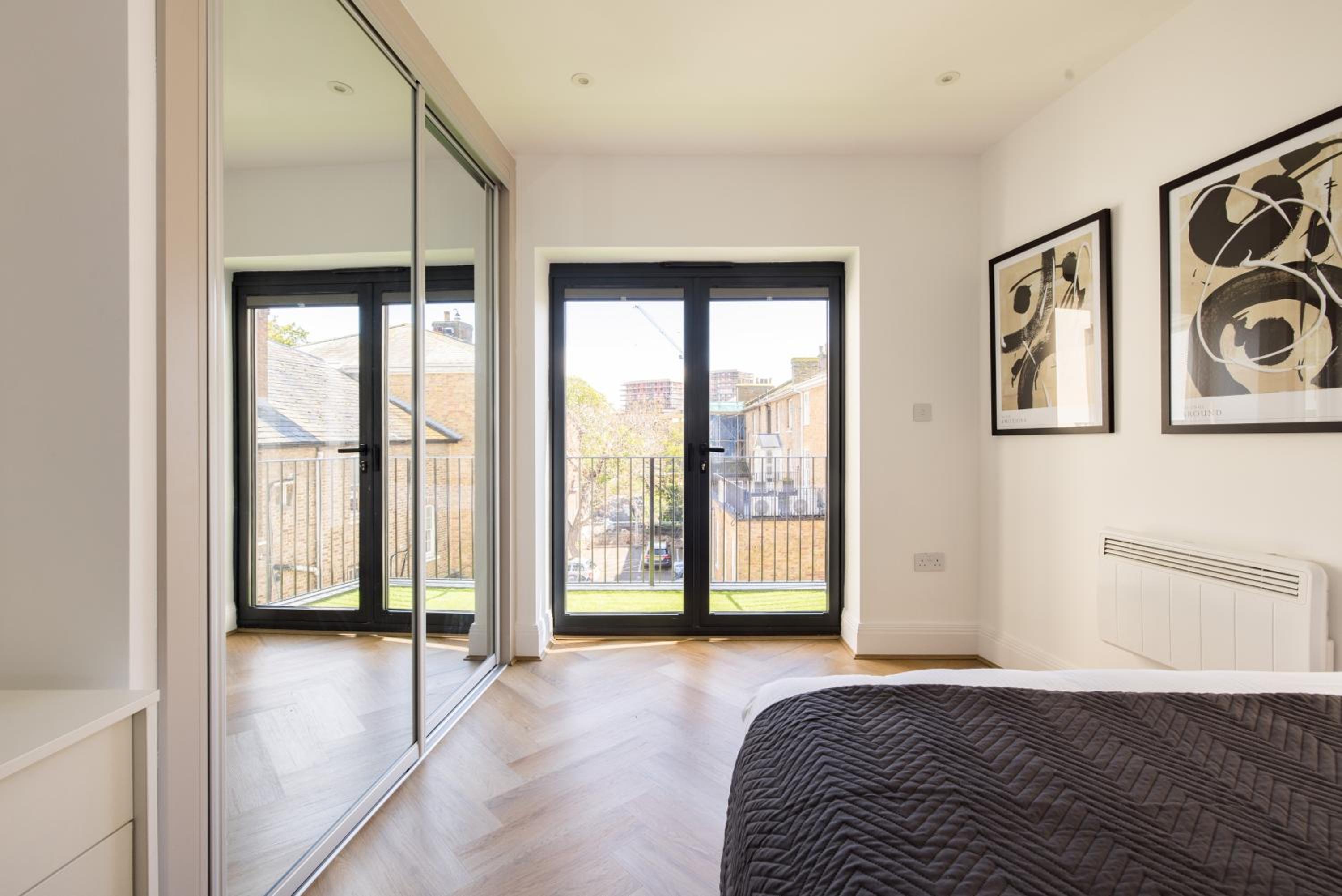 Two Bedroom Apartment - Balcony - Photo 3