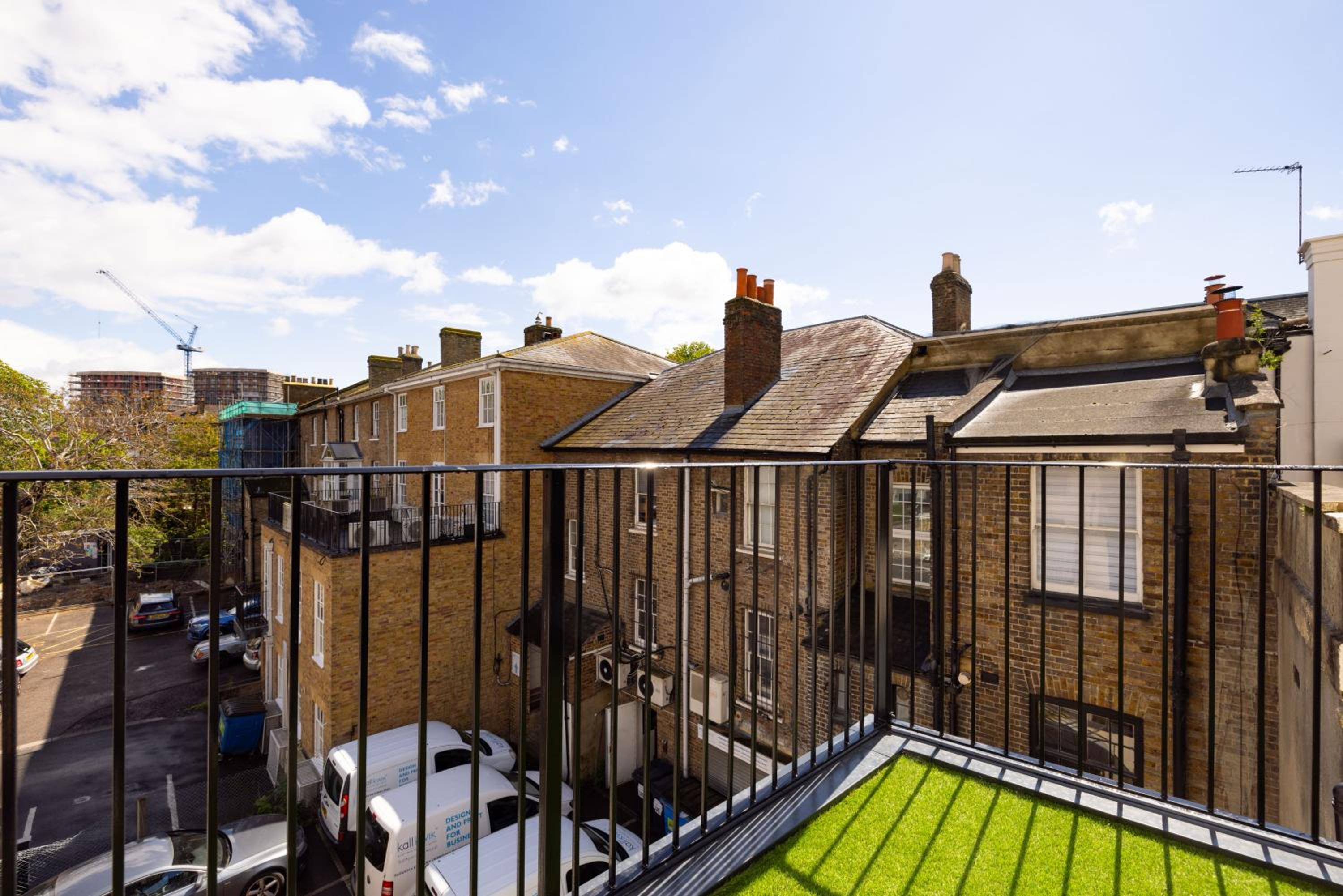 Two Bedroom Apartment - Balcony - Photo 4
