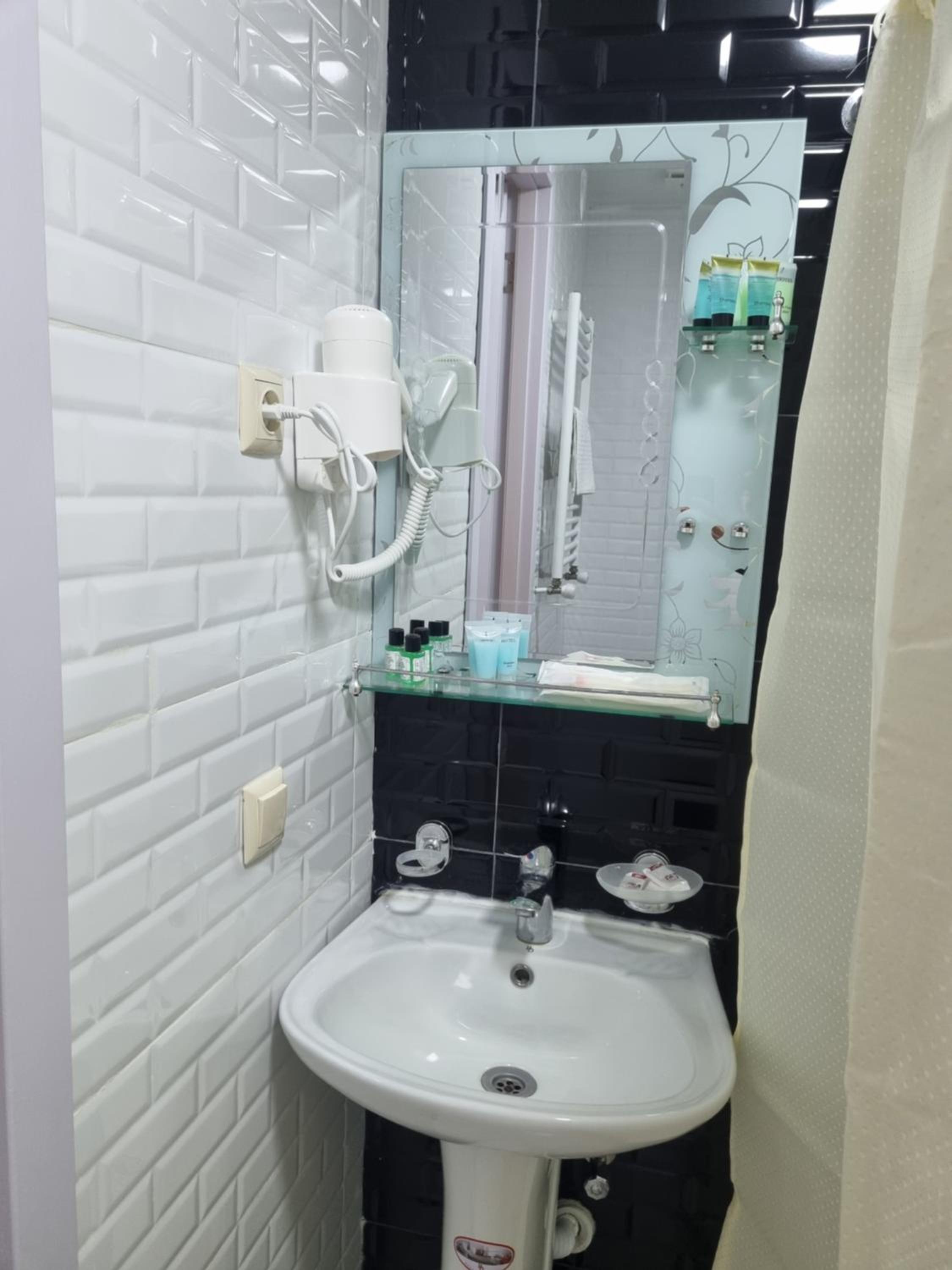Triple Room with Balcony - Photo 15