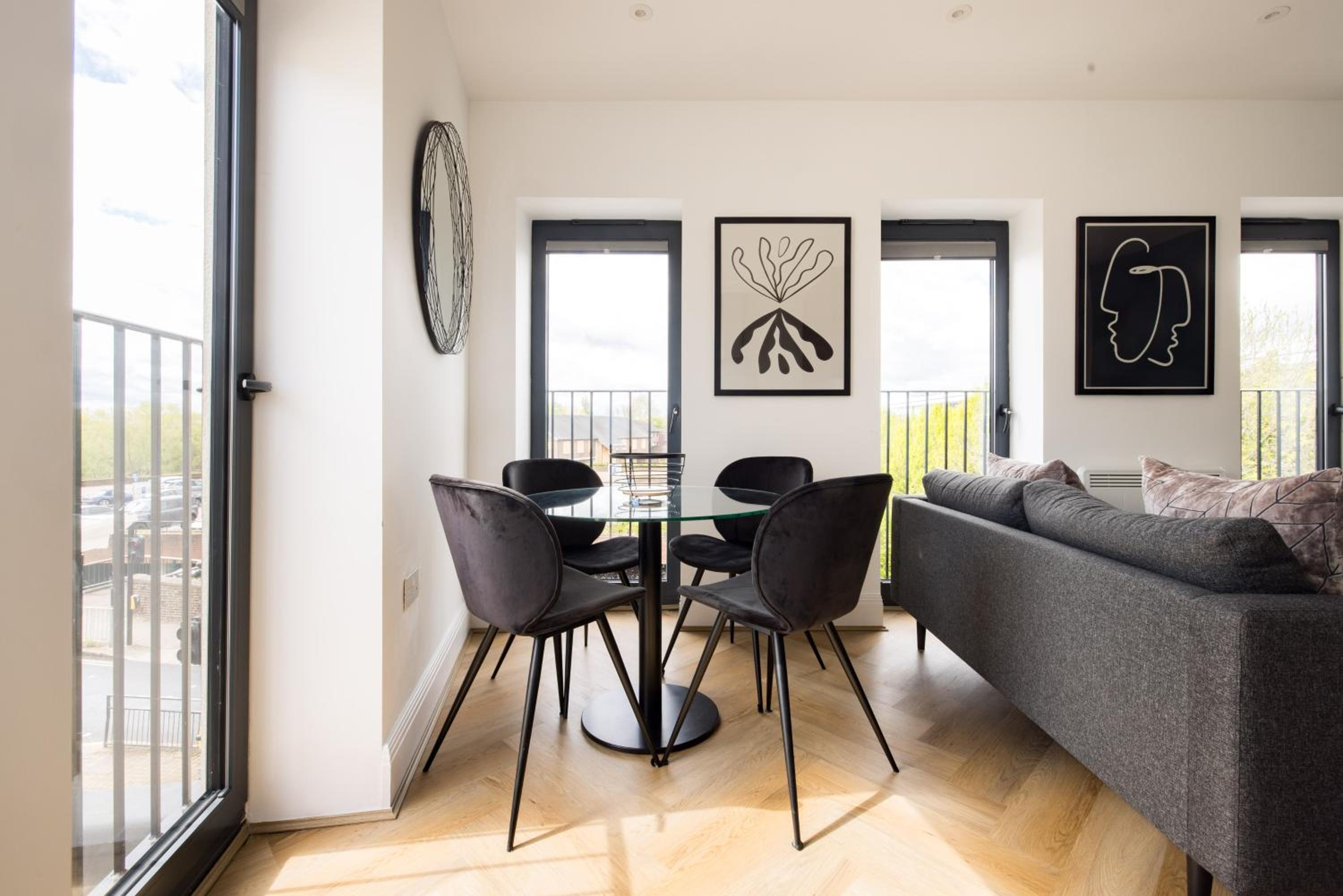 Two Bedroom Apartment - Balcony - Photo 12