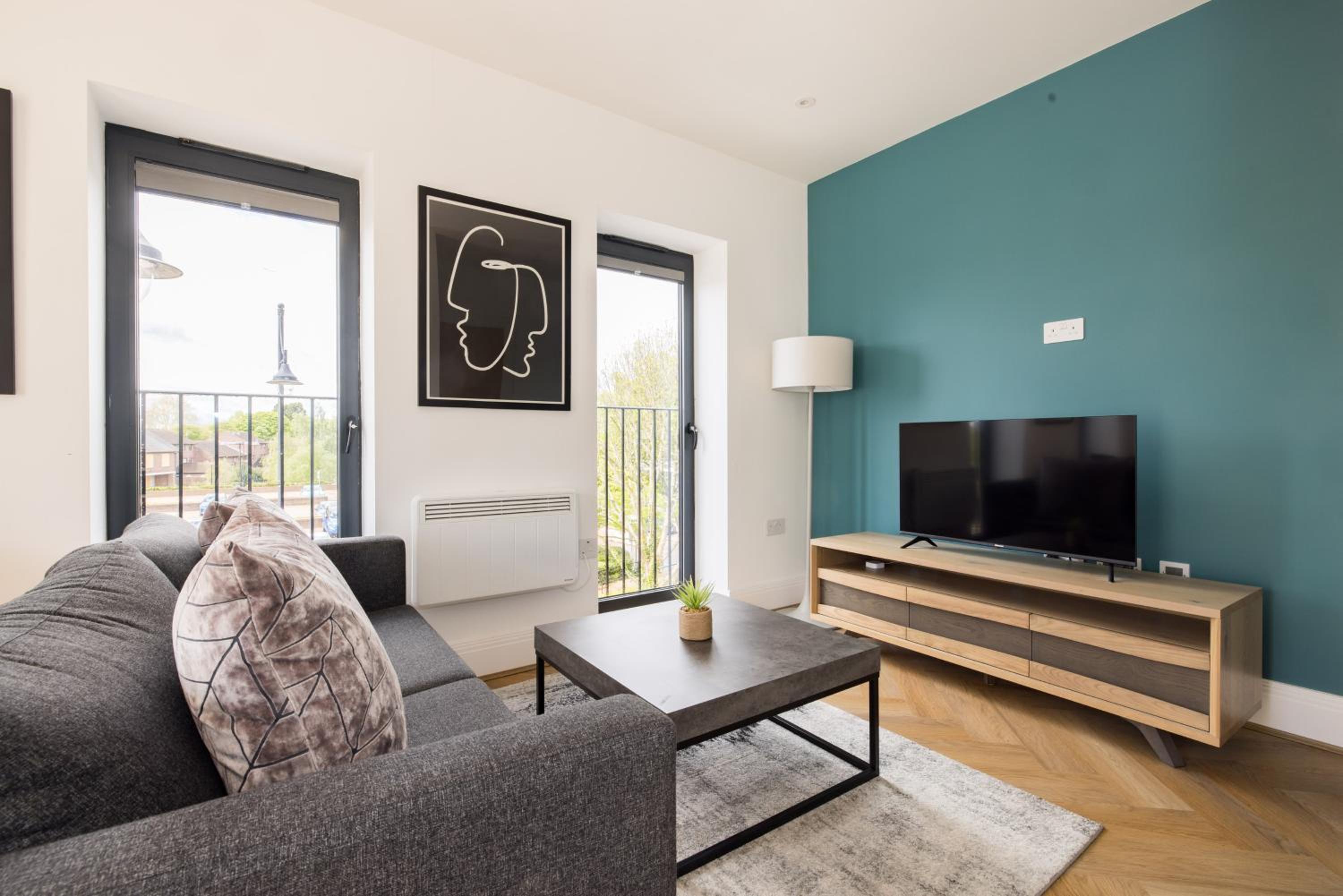 Two Bedroom Apartment - Balcony - Photo 13