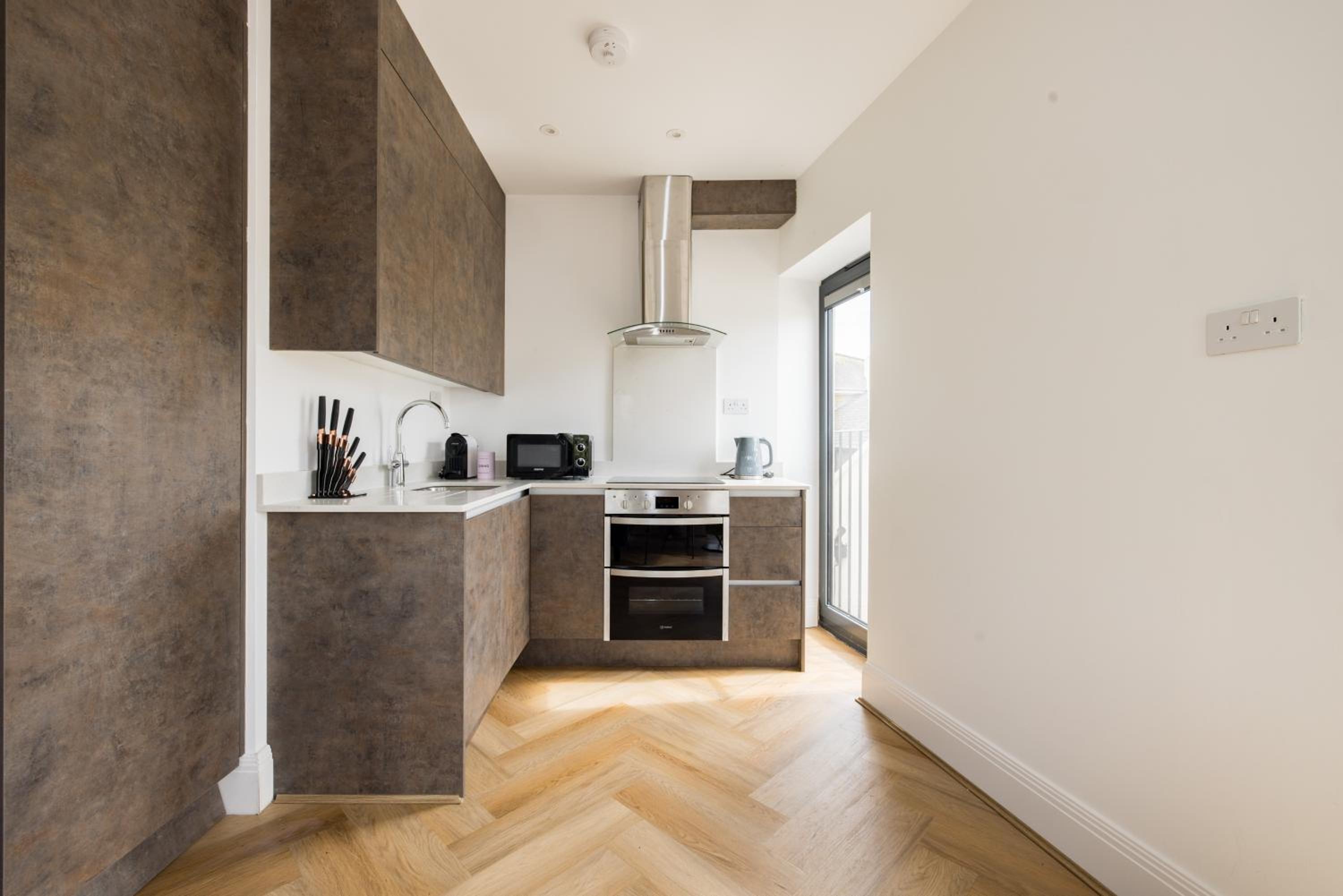 Two Bedroom Apartment - Balcony - Photo 11