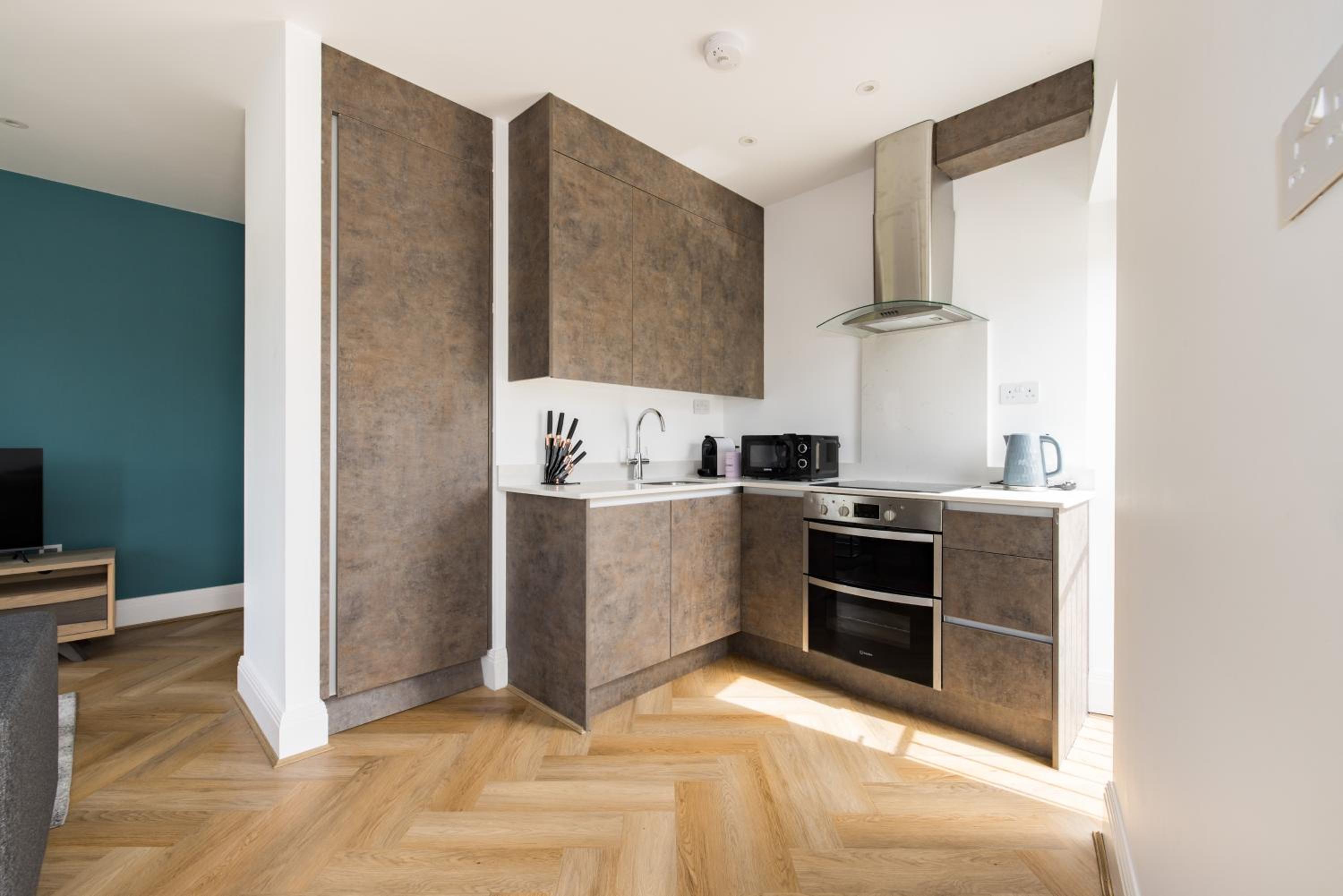 Two Bedroom Apartment - Balcony - Photo 10